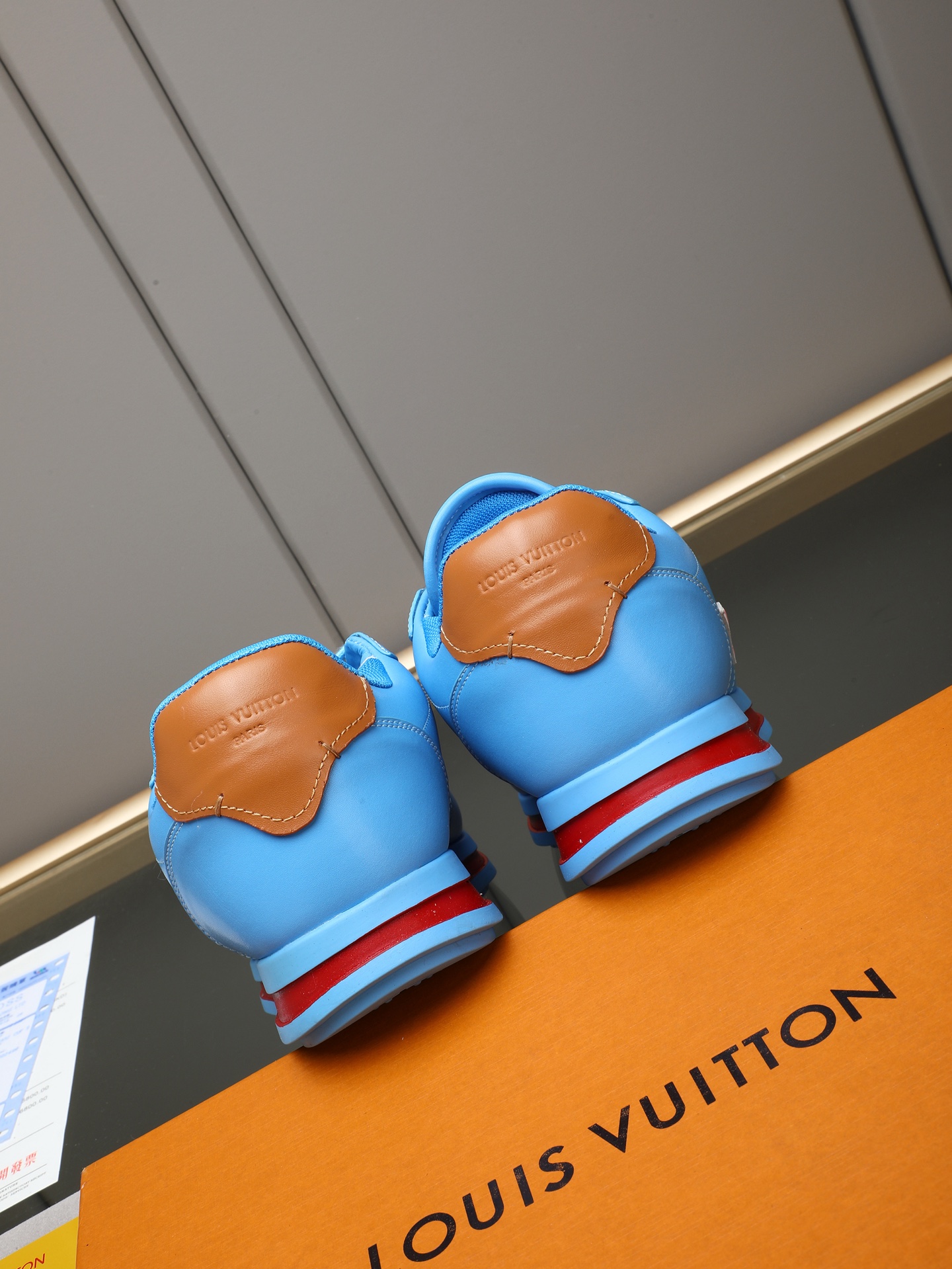 PP360 LV路易威登 L家驴牌Runner Tatic系列 厚底 休闲 运动鞋 跑鞋 原版购入开发 做货 本款 LV Runner Tatic 运动鞋融合网格面料和饰带等科技材质,演绎传统登山鞋的灵感启发.LV 字母抒写于一侧,快速系带系统的套索扣点缀 Monogram 花卉和路易威登标识,轻盈耐磨的橡胶外底完善整体 ▪️面料: 原版进口牛皮+网面 ▪️内里:原版定制透气网里 ▪️鞋底:原版开模防滑橡胶组合材质 ▪️ 男款38-44(45 46定做)