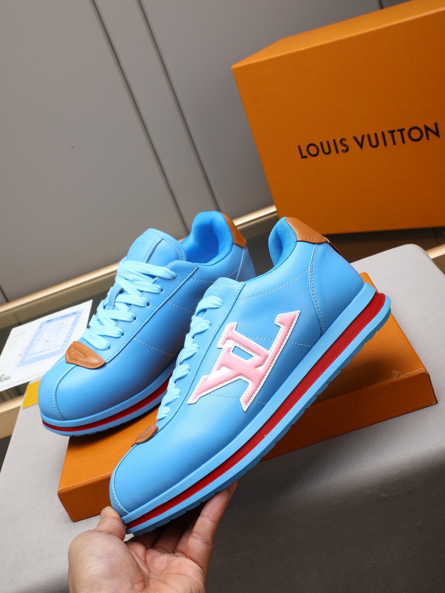 PP360 LV路易威登 L家驴牌Runner Tatic系列 厚底 休闲 运动鞋 跑鞋 原版购入开发 做货 本款 LV Runner Tatic 运动鞋融合网格面料和饰带等科技材质,演绎传统登山鞋的灵感启发.LV 字母抒写于一侧,快速系带系统的套索扣点缀 Monogram 花卉和路易威登标识,轻盈耐磨的橡胶外底完善整体 ▪️面料: 原版进口牛皮+网面 ▪️内里:原版定制透气网里 ▪️鞋底:原版开模防滑橡胶组合材质 ▪️ 男款38-44(45 46定做)