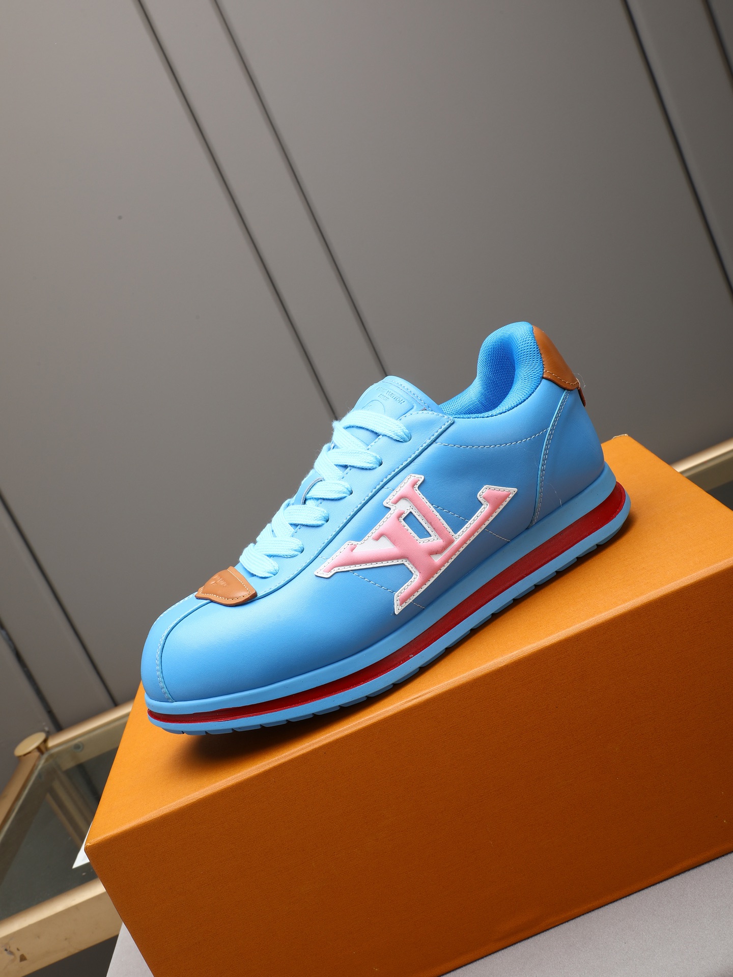 PP360 LV路易威登 L家驴牌Runner Tatic系列 厚底 休闲 运动鞋 跑鞋 原版购入开发 做货 本款 LV Runner Tatic 运动鞋融合网格面料和饰带等科技材质,演绎传统登山鞋的灵感启发.LV 字母抒写于一侧,快速系带系统的套索扣点缀 Monogram 花卉和路易威登标识,轻盈耐磨的橡胶外底完善整体 ▪️面料: 原版进口牛皮+网面 ▪️内里:原版定制透气网里 ▪️鞋底:原版开模防滑橡胶组合材质 ▪️ 男款38-44(45 46定做)