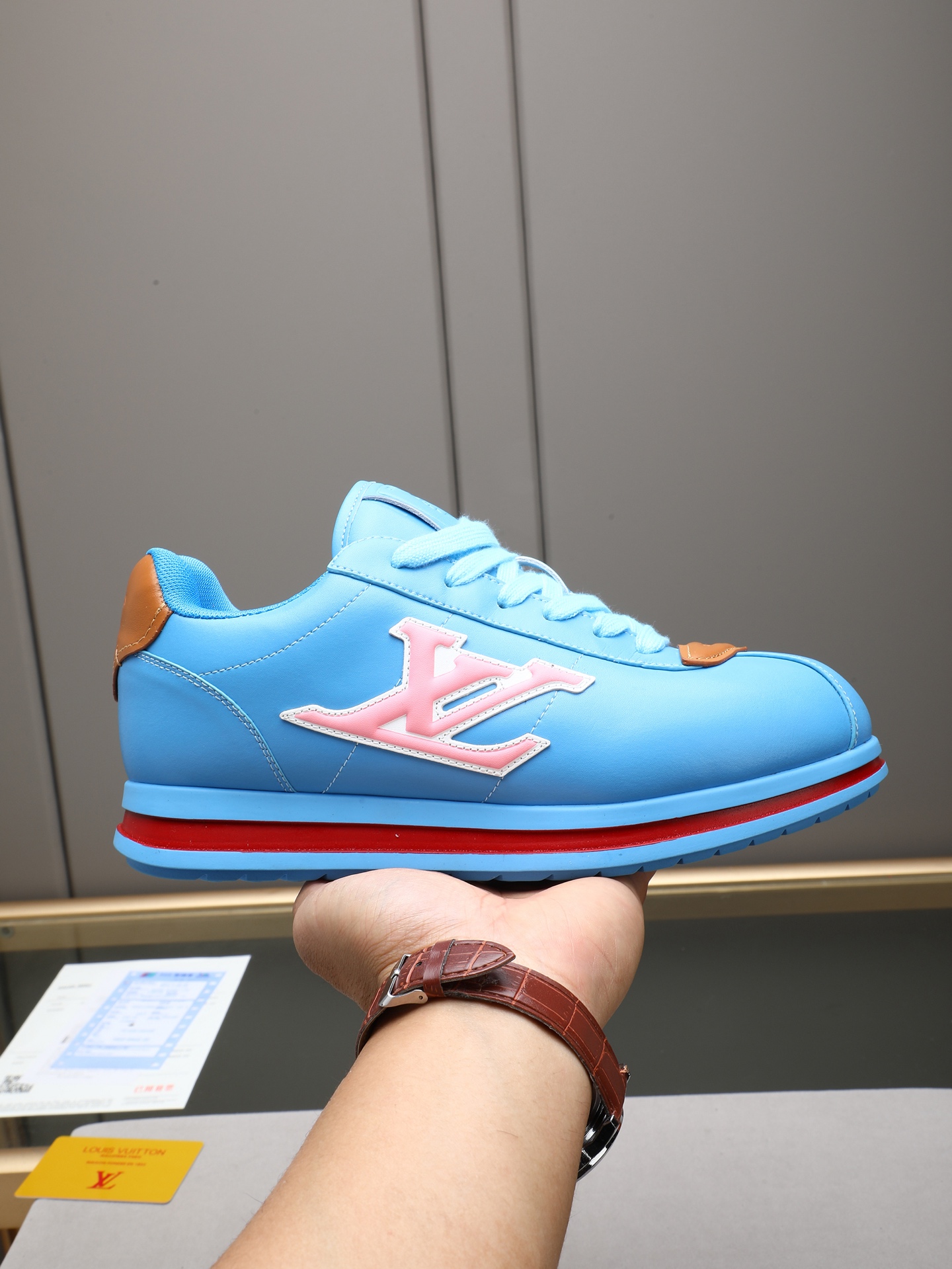 PP360 LV路易威登 L家驴牌Runner Tatic系列 厚底 休闲 运动鞋 跑鞋 原版购入开发 做货 本款 LV Runner Tatic 运动鞋融合网格面料和饰带等科技材质,演绎传统登山鞋的灵感启发.LV 字母抒写于一侧,快速系带系统的套索扣点缀 Monogram 花卉和路易威登标识,轻盈耐磨的橡胶外底完善整体 ▪️面料: 原版进口牛皮+网面 ▪️内里:原版定制透气网里 ▪️鞋底:原版开模防滑橡胶组合材质 ▪️ 男款38-44(45 46定做)