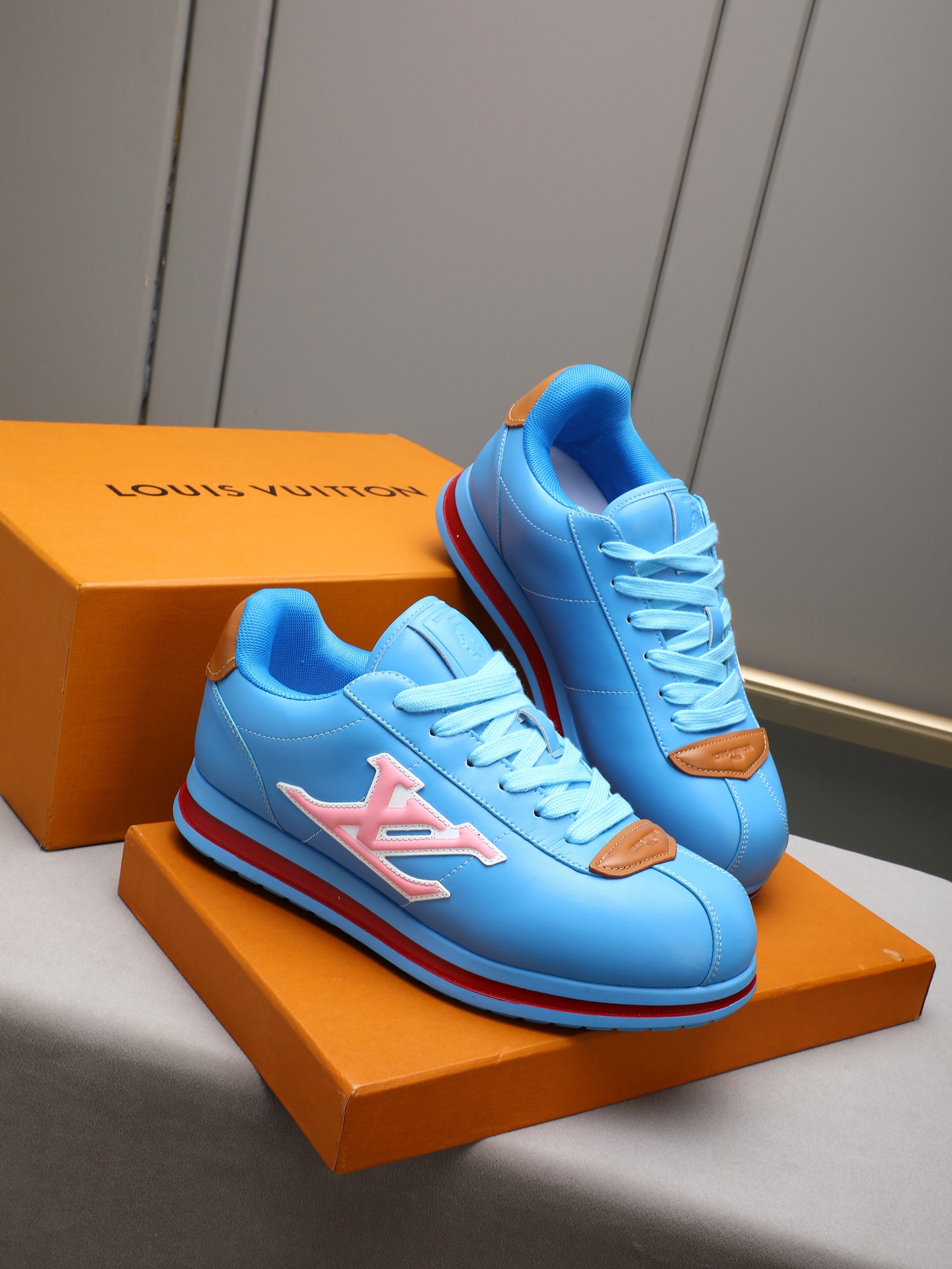 PP360 LV路易威登 L家驴牌Runner Tatic系列 厚底 休闲 运动鞋 跑鞋 原版购入开发 做货 本款 LV Runner Tatic 运动鞋融合网格面料和饰带等科技材质,演绎传统登山鞋的灵感启发.LV 字母抒写于一侧,快速系带系统的套索扣点缀 Monogram 花卉和路易威登标识,轻盈耐磨的橡胶外底完善整体 ▪️面料: 原版进口牛皮+网面 ▪️内里:原版定制透气网里 ▪️鞋底:原版开模防滑橡胶组合材质 ▪️ 男款38-44(45 46定做)