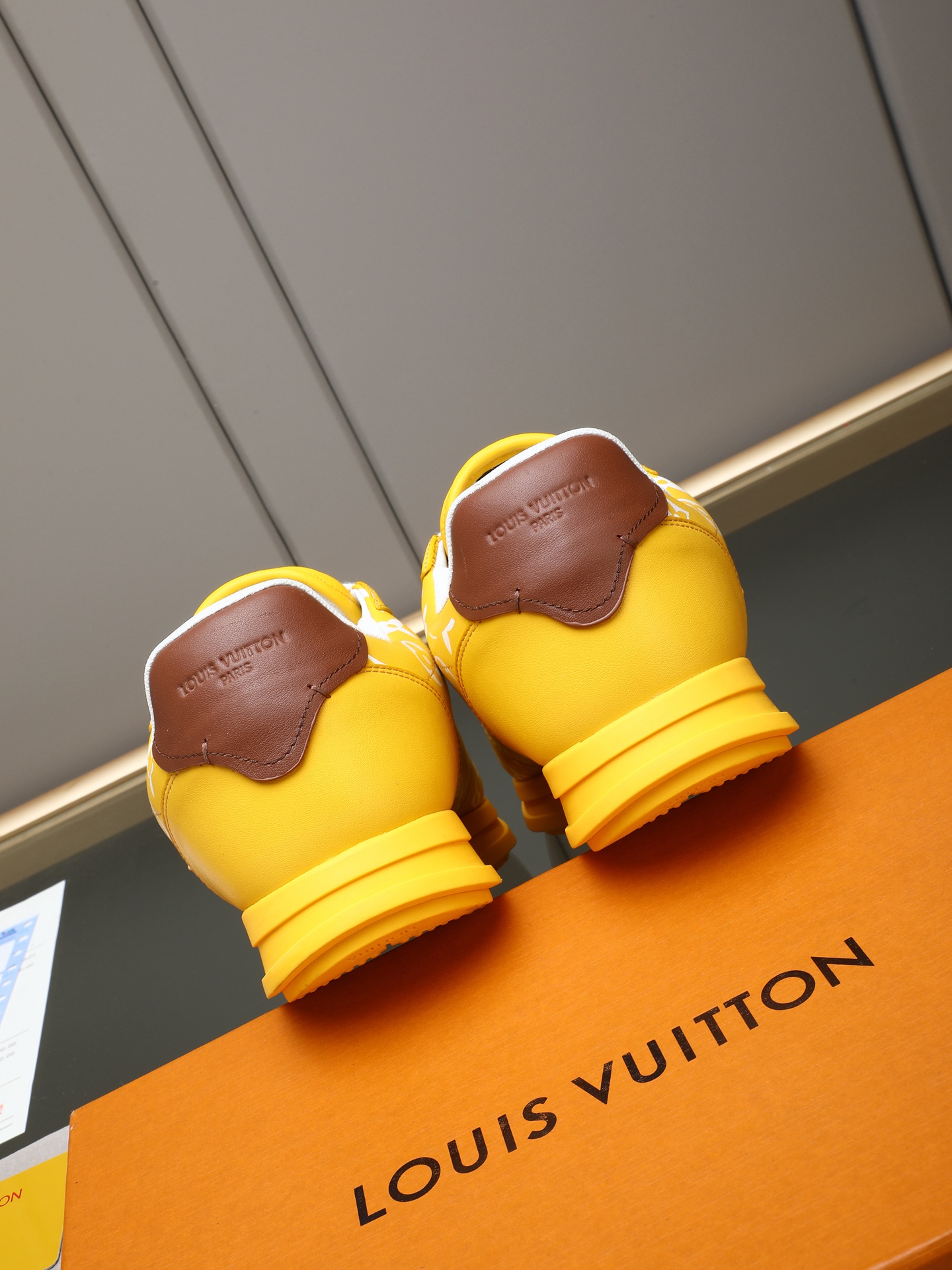 PP360 LV路易威登 L家驴牌Runner Tatic系列 厚底 休闲 运动鞋 跑鞋 原版购入开发 做货 本款 LV Runner Tatic 运动鞋融合网格面料和饰带等科技材质,演绎传统登山鞋的灵感启发.LV 字母抒写于一侧,快速系带系统的套索扣点缀 Monogram 花卉和路易威登标识,轻盈耐磨的橡胶外底完善整体 ▪️面料: 原版进口牛皮+网面 ▪️内里:原版定制透气网里 ▪️鞋底:原版开模防滑橡胶组合材质 ▪️ 男款38-44(45 46定做)