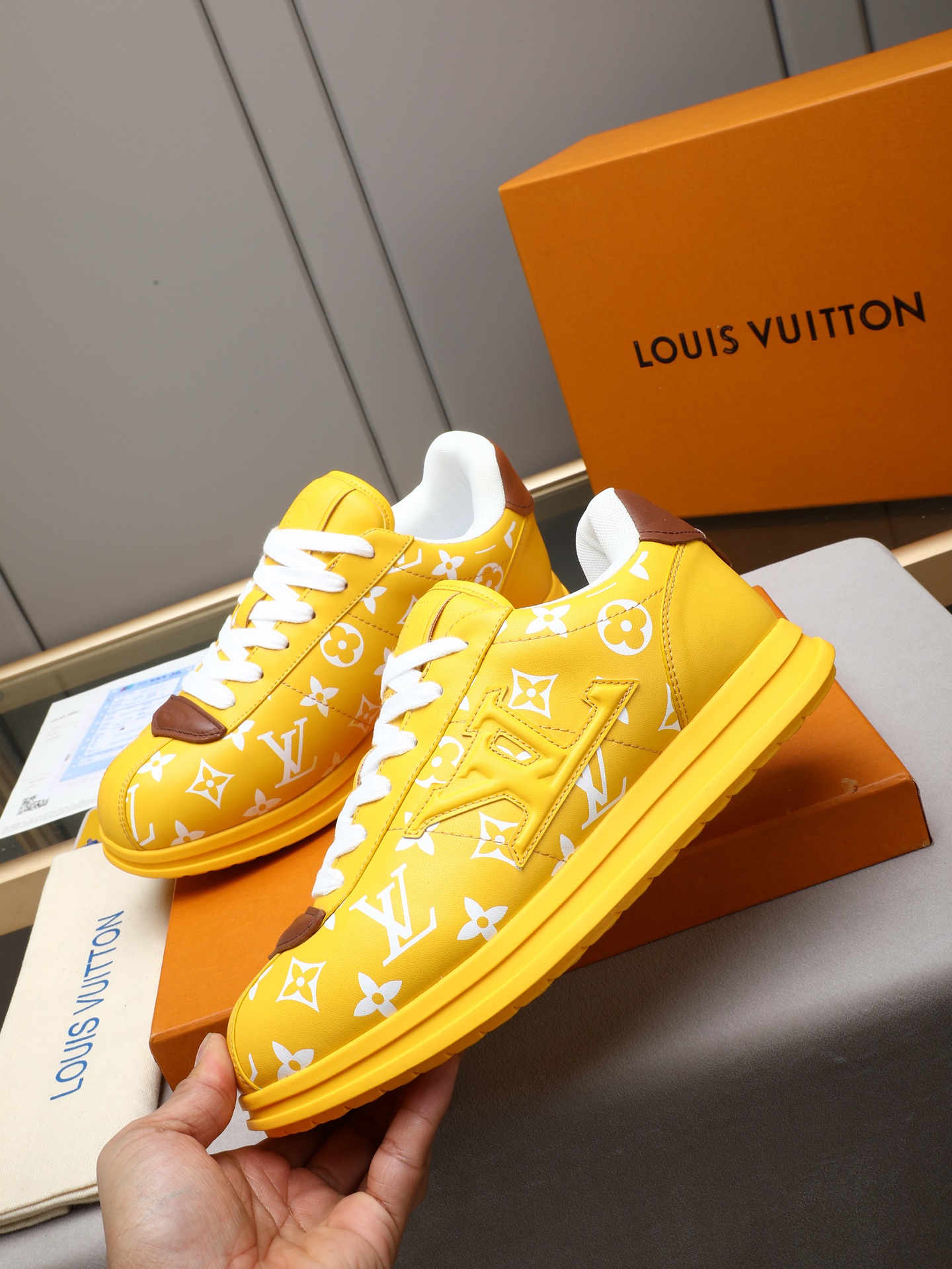 PP360 LV路易威登 L家驴牌Runner Tatic系列 厚底 休闲 运动鞋 跑鞋 原版购入开发 做货 本款 LV Runner Tatic 运动鞋融合网格面料和饰带等科技材质,演绎传统登山鞋的灵感启发.LV 字母抒写于一侧,快速系带系统的套索扣点缀 Monogram 花卉和路易威登标识,轻盈耐磨的橡胶外底完善整体 ▪️面料: 原版进口牛皮+网面 ▪️内里:原版定制透气网里 ▪️鞋底:原版开模防滑橡胶组合材质 ▪️ 男款38-44(45 46定做)