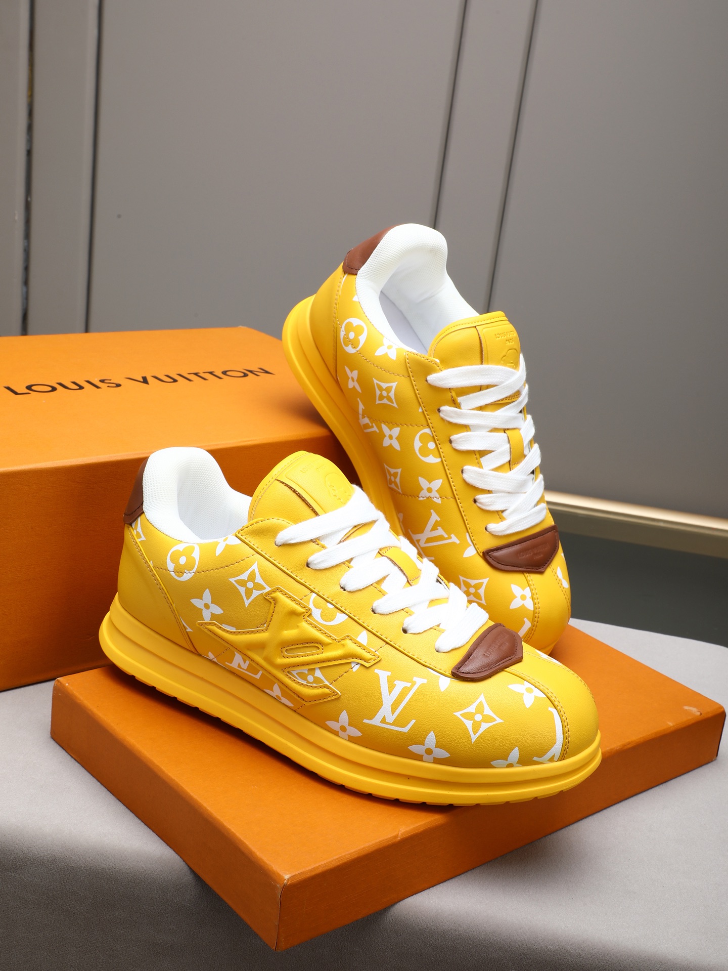 PP360 LV路易威登 L家驴牌Runner Tatic系列 厚底 休闲 运动鞋 跑鞋 原版购入开发 做货 本款 LV Runner Tatic 运动鞋融合网格面料和饰带等科技材质,演绎传统登山鞋的灵感启发.LV 字母抒写于一侧,快速系带系统的套索扣点缀 Monogram 花卉和路易威登标识,轻盈耐磨的橡胶外底完善整体 ▪️面料: 原版进口牛皮+网面 ▪️内里:原版定制透气网里 ▪️鞋底:原版开模防滑橡胶组合材质 ▪️ 男款38-44(45 46定做)