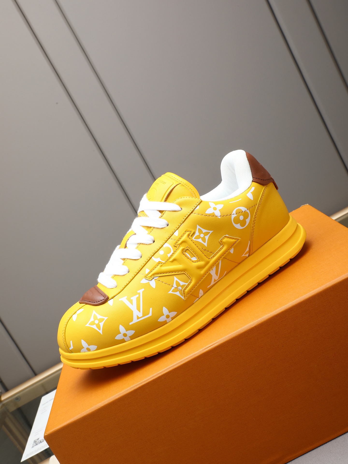 PP360 LV路易威登 L家驴牌Runner Tatic系列 厚底 休闲 运动鞋 跑鞋 原版购入开发 做货 本款 LV Runner Tatic 运动鞋融合网格面料和饰带等科技材质,演绎传统登山鞋的灵感启发.LV 字母抒写于一侧,快速系带系统的套索扣点缀 Monogram 花卉和路易威登标识,轻盈耐磨的橡胶外底完善整体 ▪️面料: 原版进口牛皮+网面 ▪️内里:原版定制透气网里 ▪️鞋底:原版开模防滑橡胶组合材质 ▪️ 男款38-44(45 46定做)