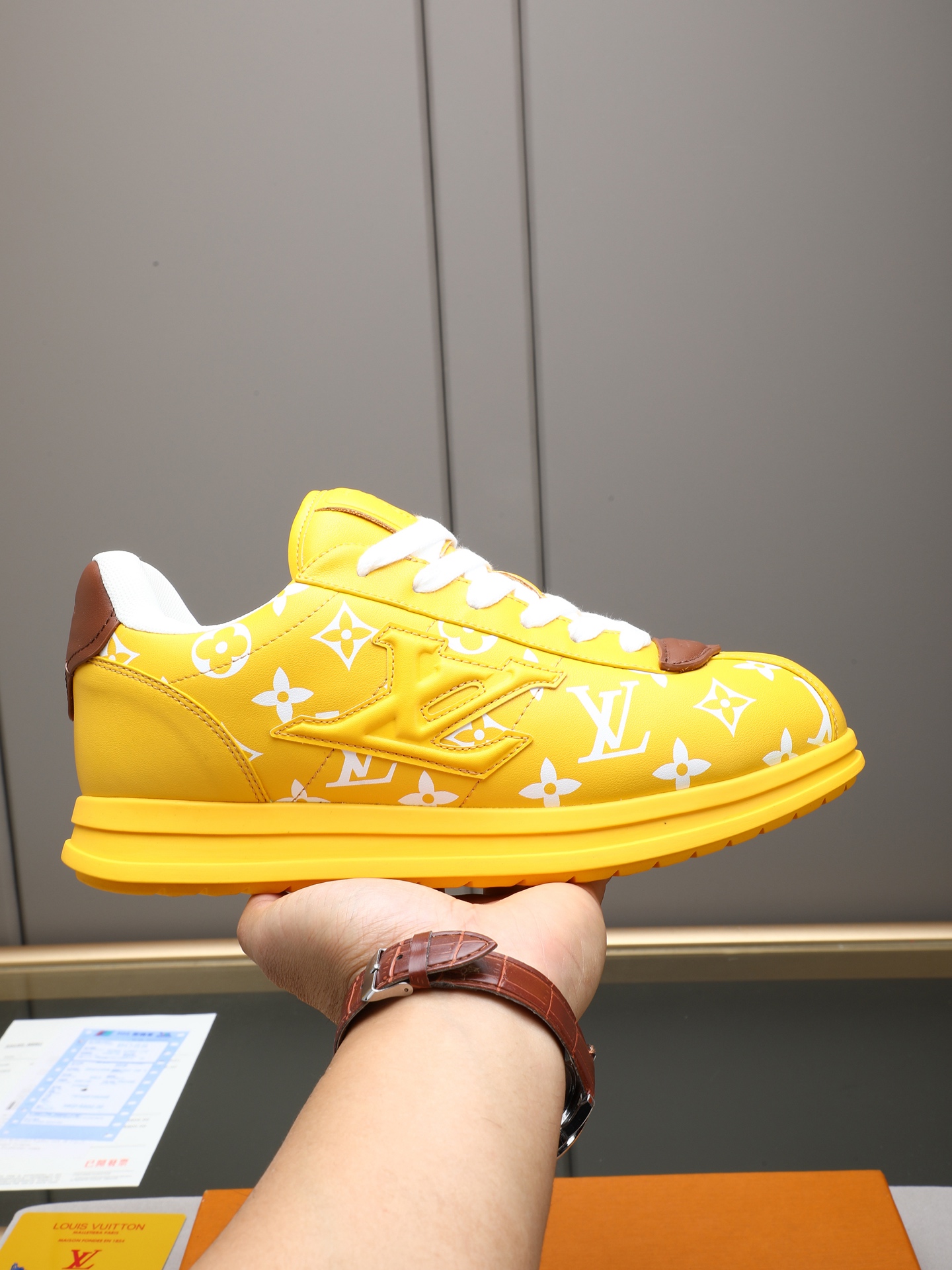 NO:680881,P LV Louis Vuitton L Jialu Brand Runner Tatic Series Thick Sole Casual Sports Shoes Running Shoes Original purchase, development and production This LV Runner Tatic sneaker combines mesh fabrics and ribbons and other technical materials to interpret the inspiration of traditional mountaineering shoes. The LV letters are written on one side, the lasso buckle of the quick lacing system is embellished with Monogram flowers and the Louis Vuitton logo, and the light and wear-resistant rubber outsole completes the whole. Fabric: Original imported cowhide + mesh  The inner lining is made of original custom-made breathable mesh. The sole is made of original molded anti-slip rubber combination material. Size: Men's 38-44 (customized 45 46), louis vuitton, louis vuitton, louis vuitton, louis vuitton, sneakers, cowhide19860909P LV路易威登 L家驴牌Runner Tatic系列 厚底 休闲 运动鞋 跑鞋 原版购入开发 做货 本款 LV Runner Tatic 运动鞋融合网格面料和饰带等科技材质,演绎传统登山鞋的灵感启发.LV 字母抒写于一侧,快速系带系统的套索扣点缀 Monogram 花卉和路易威登标识,轻盈耐磨的橡胶外底完善整体 面料:原版进口牛皮+网面 内里原版定制透气网里 鞋底原版开模防滑橡胶组合材质 Size:男款38-44（45 46定做）,,louis vuitton,louis vuitton,louis vuitton,louis vuitton,sneakers,cowhide,Men's shoes