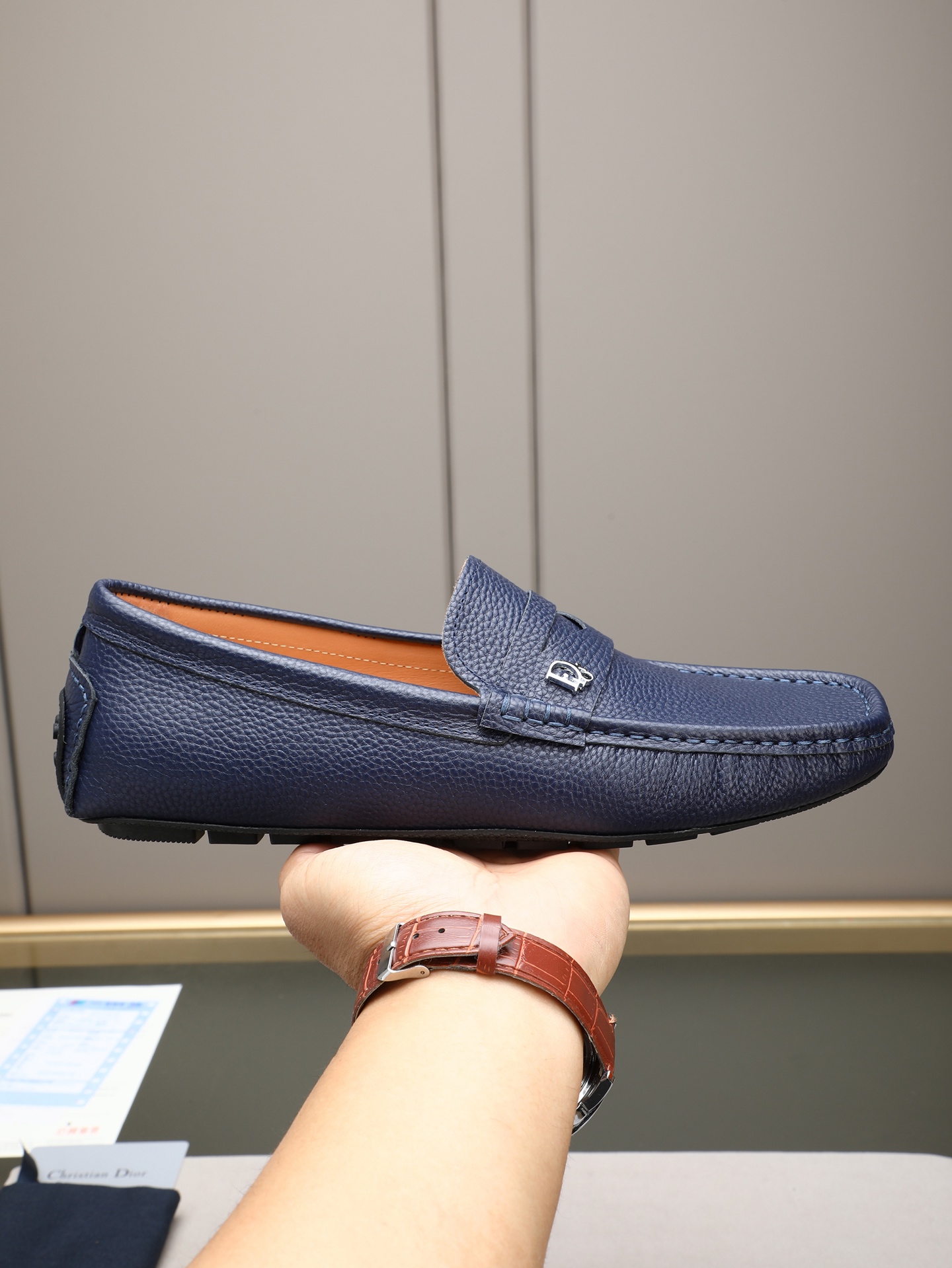 NO:689991,PP Dior Doudou shoes are full of charm and luxurious style for gentlemen. The upper is imported cowhide with ten-water-dyed sheep lining, rubber outsole, and the last stitching on the bottom will never come off; the whole pair of shoes is fashionable and casual without losing the high-end style; standard 38-44 (45 can be customized) 2 colors to choose from, dior, cowhide19860909PP 迪奥豆豆鞋魅力十足 奢华风格绅士鞋 面进口牛皮十水染羊里,橡胶大底,底部套楦车线永不脱胶； 整对鞋时尚休闲而不失高端风范；标准38-44（45 可订做）2色选,,dior,cowhide,Men's shoes