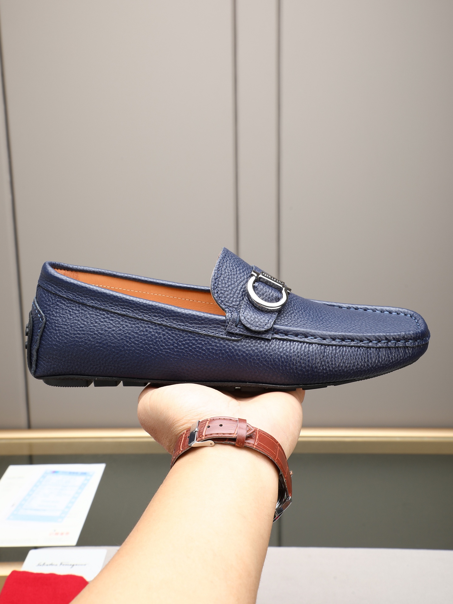 NO:689994,P [Upgraded version of super-soft genuine leather beanie shoes that are in stock all year round] Real photos of all-leather popular beanie shoes Ferragamo's new beanie shoes are full of charm and luxury style gentleman's shoes. The upper is imported soft cowhide, and the lining is sweat-absorbent. The outsole is super soft and wear-resistant. With exquisite hardware buckles, the whole pair of shoes is fashionable and casual without losing high-end style; standard 38-44 (45 46 47 can be customized) classic color selection!  ,,ferragamo,cowhide19860909P【升级版超软真皮豆豆鞋长年不断货】实拍全皮爆款豆豆鞋菲拉格慕新款豆豆鞋魅力十足 奢华风格绅士鞋 面进口牛头层软牛皮,内里吸汗皮里 .大底,超软耐磨搭上精致五金扣整对鞋时尚休闲而不失高端风范；标准38-44（45 46 47可订做）经典色选！,,ferragamo,cowhide,Men's shoes