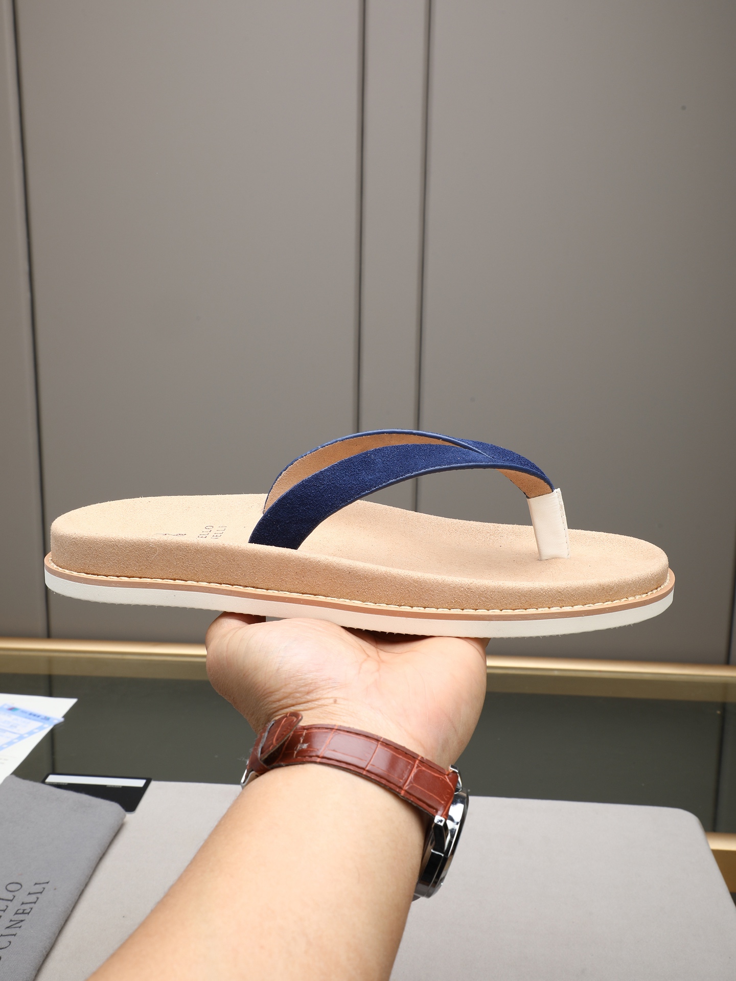 NO:730349,P【Flip-flops】Brunello Cucinelli  BC men's casual sandals | The fabric of this sandal slipper is made of high-mercerized frosted cowhide imported from Italy | The outer waist part of the upper is inlaid with brand electroplating and distressed craft buckles | The buckle can be retracted at will | It can be used to slim down the ankle  Control | Rubber foam outsole with high density and elasticity | Wear-resistant and not easy to deform | The shape of this sandal slipper can be called a classic and never goes out of style | Personalized logo and unique water ripple groove design on the outsole | The level of luxury is instantly overwhelming  Size38-44 (45.46 customized),, brunello cucinelli, slippers, cowhide19860909P【人字拖】Brunello Cucinelli BC男士休闲男凉拖鞋｜此款凉拖鞋鞋面料采用意大利进口高丝光磨砂牛皮｜鞋面外腰部位镶嵌品牌电镀做旧工艺扣带｜扣带可随意伸缩｜减肥脚廋都可以驾驭｜密度弹性大的橡胶发泡大底｜耐磨不易变形｜此款凉拖鞋鞋型堪称经典永不过时｜外底上的个性logo和独特的水波纹凹槽设计｜奢华度瞬间爆棚 Size38-44（45.46定做）,,brunello cucinelli,slippers,cowhide,Men's shoes