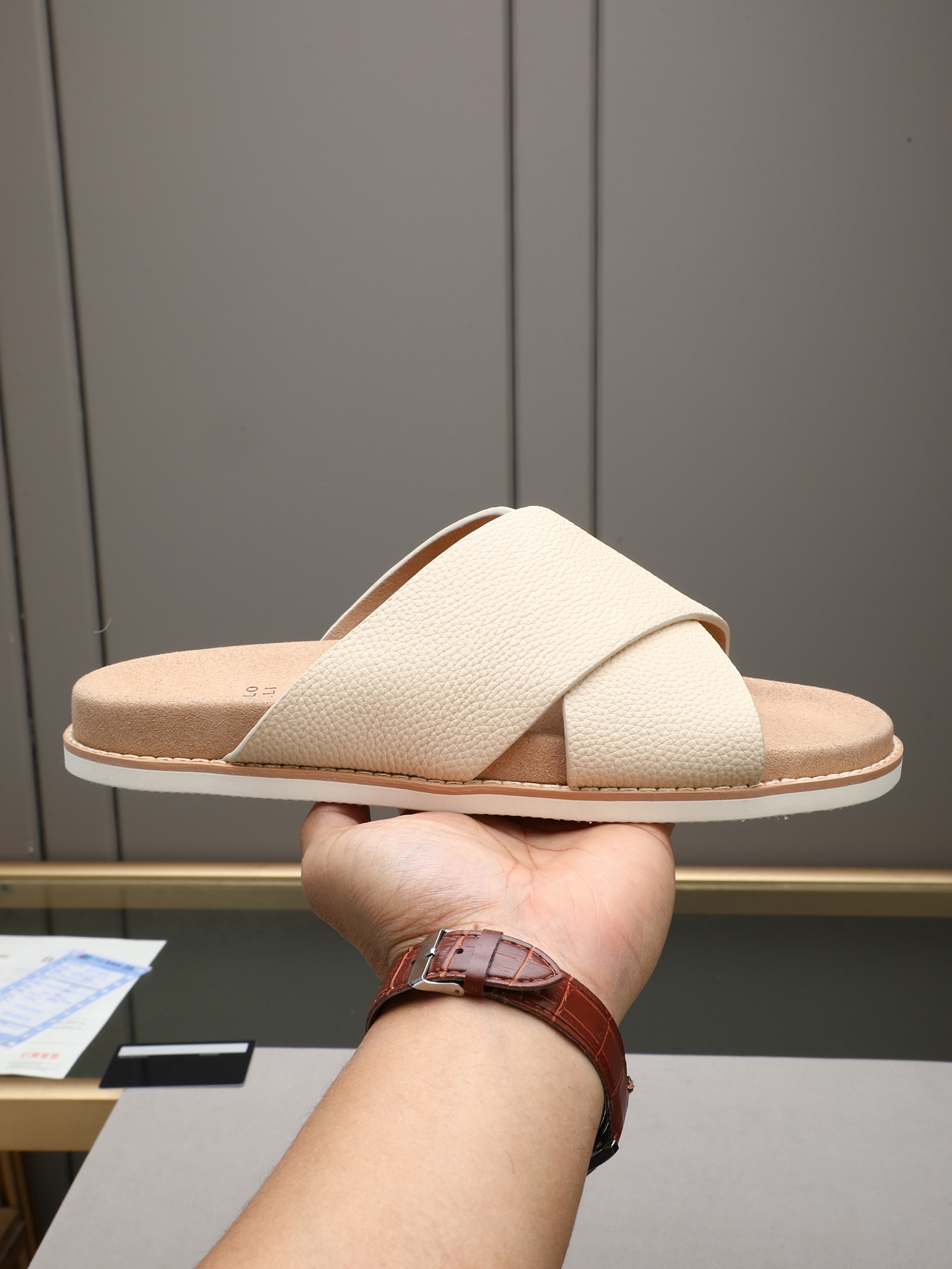 NO:730356,P【Cross drag, half drag】Brunello Cucinelli  BC men's casual sandals | The fabric of this sandal slipper is made of high-mercerized frosted cowhide imported from Italy | The outer waist part of the upper is inlaid with brand electroplating and distressed craft buckles | The buckle can be retracted at will | It can be used to slim down the ankle  Control | Rubber foam outsole with high density and elasticity | Wear-resistant and not easy to deform | The shape of this sandal slipper can be called a classic and never goes out of style | Personalized logo and unique water ripple groove design on the outsole | The level of luxury is instantly overwhelming  Size38-44 (45.46 customized),, brunello cucinelli, slippers, cowhide19860909P【交叉拖,半拖】Brunello Cucinelli BC男士休闲男凉拖鞋｜此款凉拖鞋鞋面料采用意大利进口高丝光磨砂牛皮｜鞋面外腰部位镶嵌品牌电镀做旧工艺扣带｜扣带可随意伸缩｜减肥脚廋都可以驾驭｜密度弹性大的橡胶发泡大底｜耐磨不易变形｜此款凉拖鞋鞋型堪称经典永不过时｜外底上的个性logo和独特的水波纹凹槽设计｜奢华度瞬间爆棚 Size38-44（45.46定做）,,brunello cucinelli,slippers,cowhide,Men's shoes