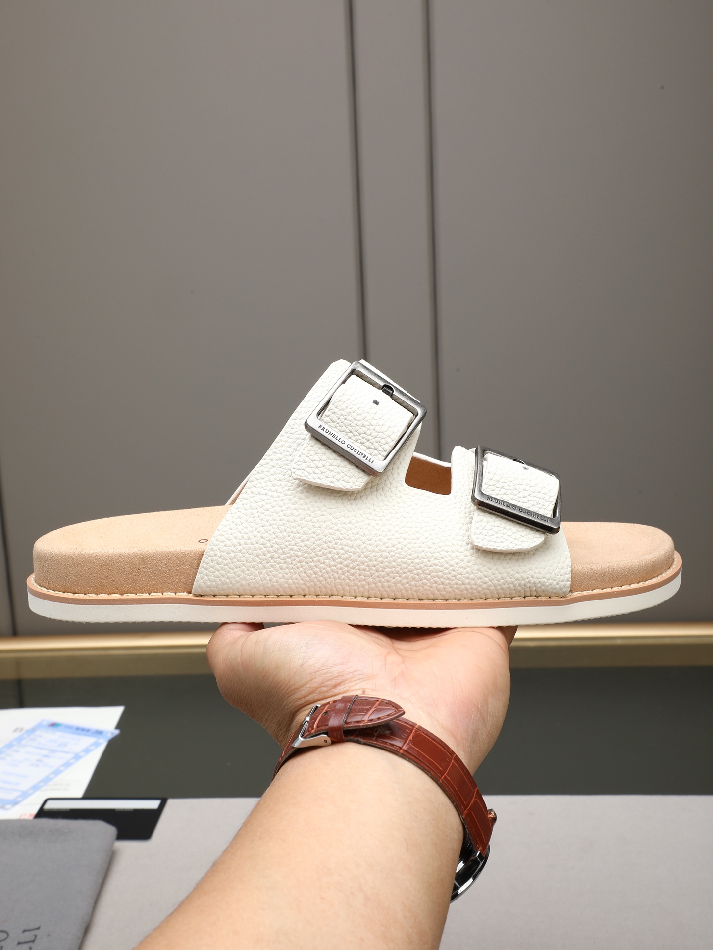 NO:730361,P【Sandals】Brunello Cucinelli  BC men's casual sandals | The fabric of this sandal slipper is made of high-mercerized frosted cowhide imported from Italy | The outer waist part of the upper is inlaid with brand electroplating and distressed craft buckles | The buckle can be retracted at will | It can be used to slim down the ankle  Control | Rubber foam outsole with high density and elasticity | Wear-resistant and not easy to deform | The shape of this sandal slipper can be called a classic and never goes out of style | Personalized logo and unique water ripple groove design on the outsole | The level of luxury is instantly overwhelming  Size38-44 (45.46 customized),, brunello cucinelli, slippers, cowhide19860909P【凉拖】Brunello Cucinelli BC男士休闲男凉拖鞋｜此款凉拖鞋鞋面料采用意大利进口高丝光磨砂牛皮｜鞋面外腰部位镶嵌品牌电镀做旧工艺扣带｜扣带可随意伸缩｜减肥脚廋都可以驾驭｜密度弹性大的橡胶发泡大底｜耐磨不易变形｜此款凉拖鞋鞋型堪称经典永不过时｜外底上的个性logo和独特的水波纹凹槽设计｜奢华度瞬间爆棚 Size38-44（45.46定做）,,brunello cucinelli,slippers,cowhide,Men's shoes