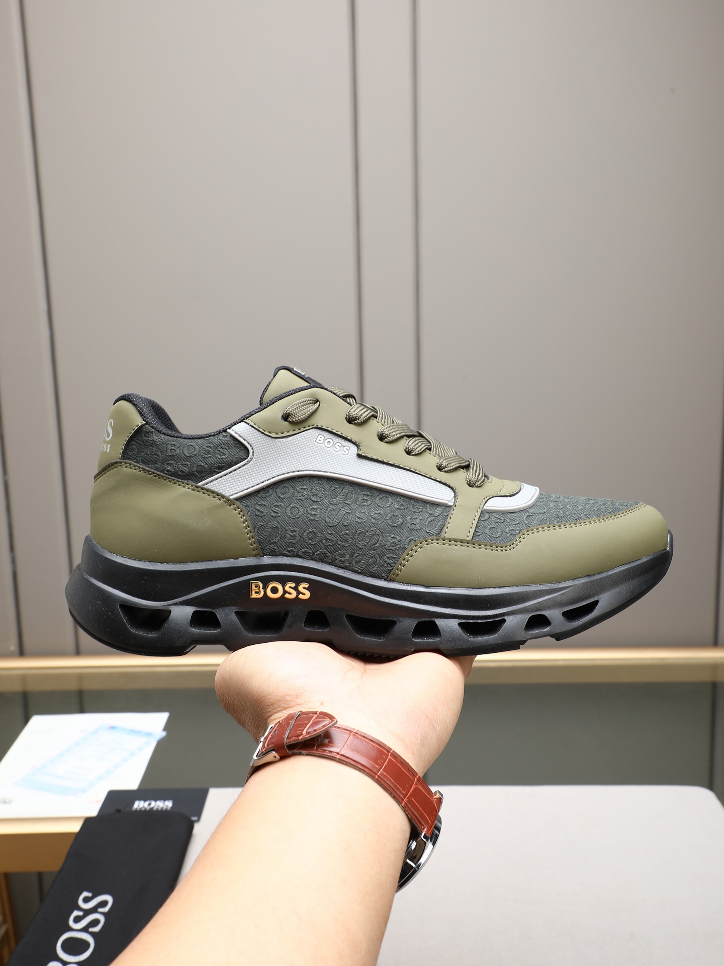 NO:704793,P New model is on the market, brand B0SS, code number 38 to 44 (45 customized) made of imported materials and breathable lining, welcome to order,19860909P 新款上市,品牌B0SS,码数38一44(45定做)采用进口材料精制而成内透气里,欢迎订购,,,Men's shoes