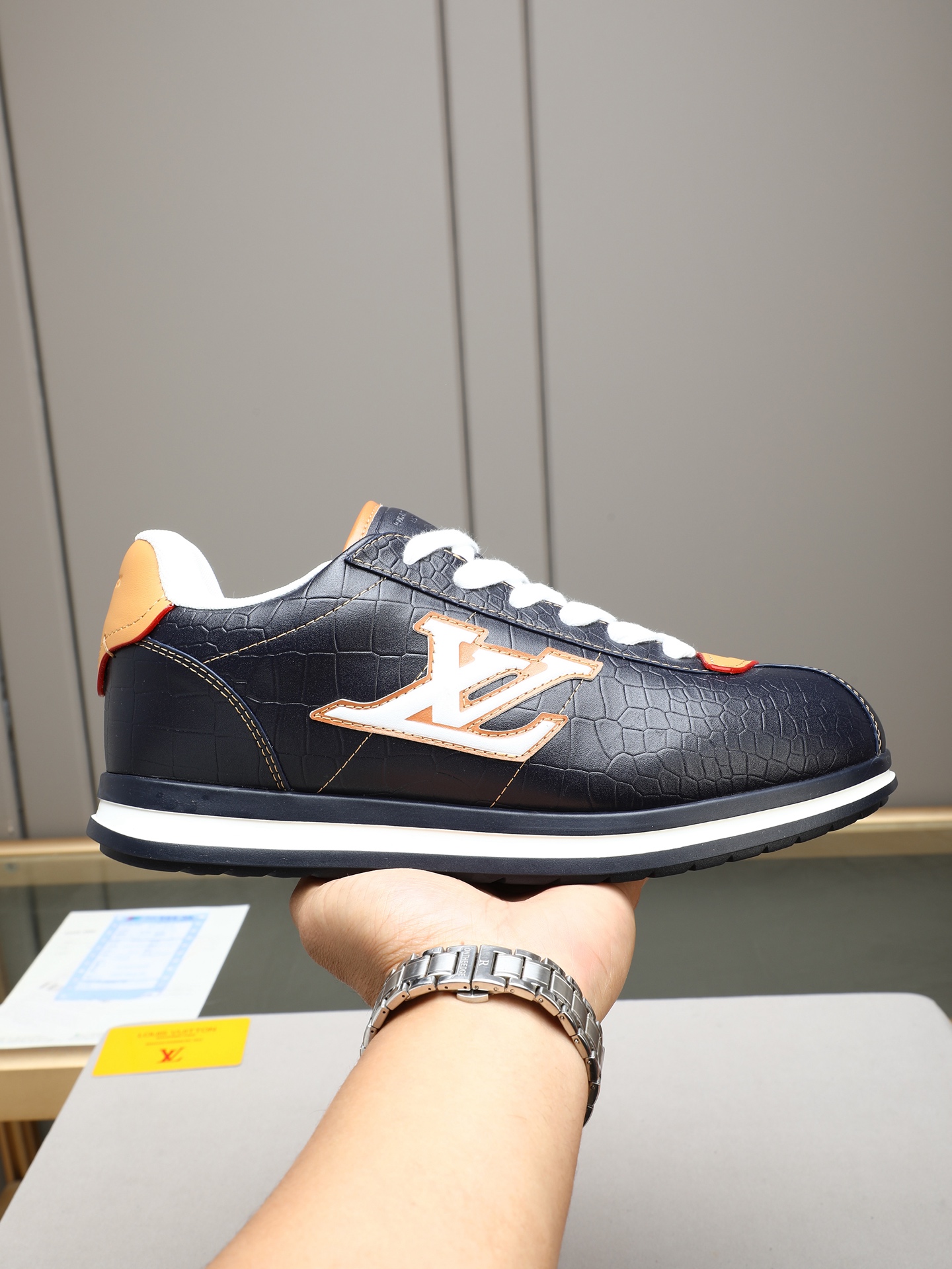 NO:756214,P LV Louis Vuitton L Jialu Brand Runner Tatic Series Thick Sole Casual Sports Shoes Running Shoes Original purchase, development and production This LV Runner Tatic sneaker combines mesh fabrics and ribbons and other technical materials to interpret the inspiration of traditional mountaineering shoes. The LV letters are written on one side, the lasso buckle of the quick lacing system is embellished with Monogram flowers and the Louis Vuitton logo, and the light and wear-resistant rubber outsole completes the whole. Fabric: Original imported cowhide + mesh  The inner lining is made of original custom-made breathable mesh. The sole is made of original molded anti-slip rubber combination material. Size: Men's 38-44 (customized 45 46), louis vuitton, louis vuitton, louis vuitton, louis vuitton, sneakers, cowhide19860909P LV路易威登 L家驴牌Runner Tatic系列 厚底 休闲 运动鞋 跑鞋 原版购入开发 做货 本款 LV Runner Tatic 运动鞋融合网格面料和饰带等科技材质,演绎传统登山鞋的灵感启发.LV 字母抒写于一侧,快速系带系统的套索扣点缀 Monogram 花卉和路易威登标识,轻盈耐磨的橡胶外底完善整体 面料:原版进口牛皮+网面 内里原版定制透气网里 鞋底原版开模防滑橡胶组合材质 Size:男款38-44（45 46定做）,,louis vuitton,louis vuitton,louis vuitton,louis vuitton,sneakers,cowhide,Men's shoes