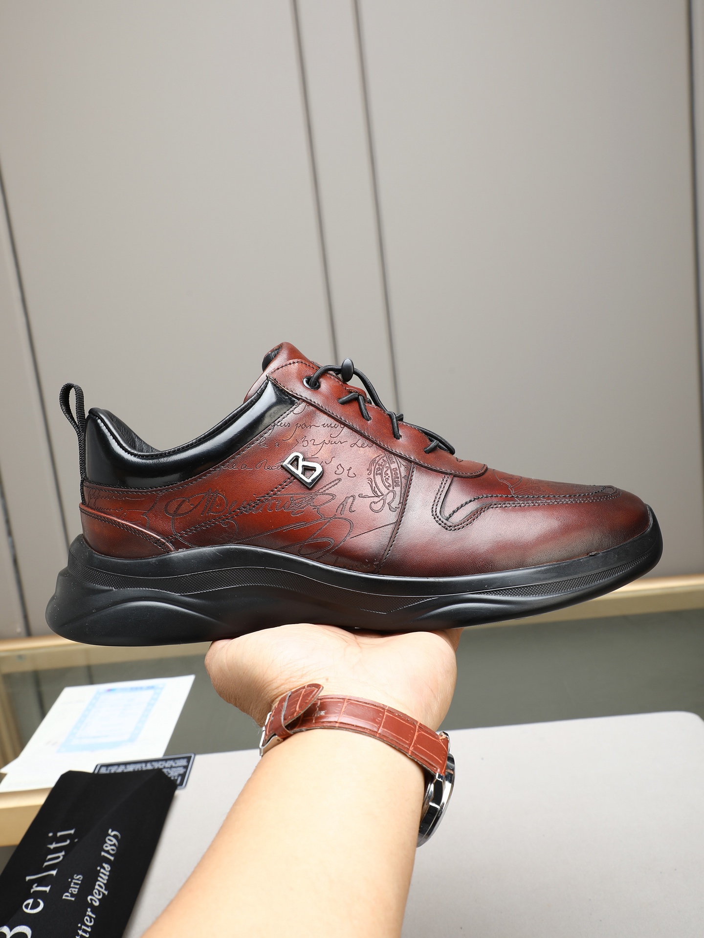 NO:756217,P Berlut* Men's high-end casual shoes, the latest officially released catwalk style. Imported cowhide material. Hand-polished, high-frequency air pressure pattern on the side. Imported calfskin lining. Pure rubber light sole. Lightweight and comfortable. Berlut* badge and logo printing capture visual highlights, three-dimensional embossed Scritto pattern. High-frequency air pressure badge pattern, showing an extraordinary attitude!  Size39-44(38 45 customized),,cowhide19860909P Berlut* 布鲁提 男士高端休闲鞋,官方最新发布走秀新款 进口牛皮材质 手工打磨,侧面图案高周波空压 内里进口小牛皮 纯橡胶轻底 轻便舒适 .Berlut* 徽章和logo印花俘获视觉亮点,立体感浮雕 Scritto 图纹.高周波空压徽章图纹,彰显不凡态度！Size39-44(38 45定做),,cowhide,Men's shoes