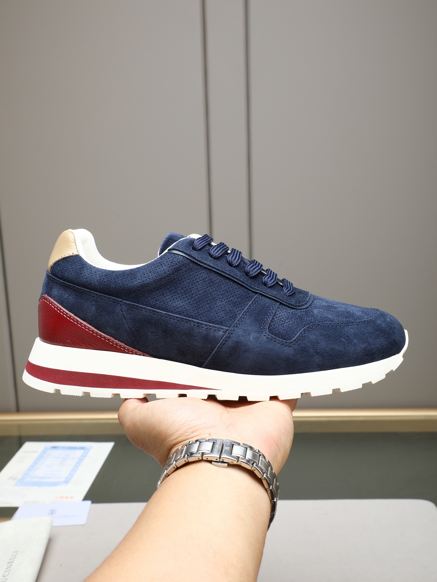 NO:756220,P High-end boutique Brunello Cucinelli new men's shoes are on sale!  Abbreviation (BC) This brand is the world's top luxury brand from Italy. This casual sports shoe is impeccable from purchasing the original version to the material selection, color matching and last structure!  The fabric is made of calfskin imported from Italy, and the inner lining is white benzene-dyed special calfskin. It has a 0.5mm circular punching design, which will not fade or slip, is breathable and will not stuffy your feet!  The brand-specific logo movable foot bed is luxurious when you see it!  Paired with a TPU environmentally friendly composite outsole, it is softer, more comfortable, mature and stable when worn on the feet!  The personalized logo and unique fine groove design on the outsole make it instantly luxurious!  The shoe box is an original drawer-type shoe box with a shoe storage bag!  38-44 (45 customized) code!  ,,brunello cucinelli,sneakers,cowhide19860909P 高端精品Brunello Cucinelli 新款男鞋出货！简称（BC) 此品牌是来自意大利的世界顶级奢侈品牌,此款休闲运动鞋从购买原版,到材料选用、颜色搭配、楦型结构都无可挑剔！ 面料采用意大利进口小牛皮,内里是本白色苯染专用小牛皮内里,0.5mm圆形冲孔设计,不掉色,不打滑,透气不闷脚！品牌专用logo活动脚床,看见即是奢华！搭配tpu环保组合大底,穿在脚上更加柔软舒适,成熟稳重！外底上的个性logo和独特的细纹凹槽设计,奢华度瞬间爆棚！鞋盒采用原版抽屉式鞋盒,配鞋履收纳袋！38-44（45定做）码！,,brunello cucinelli,sneakers,cowhide,Men's shoes