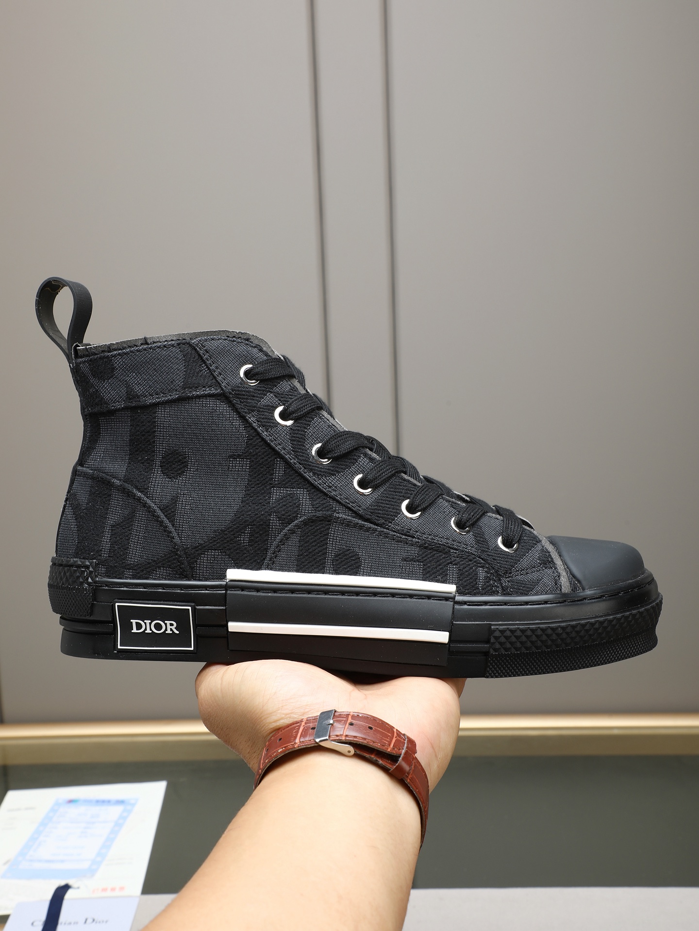 NO:778707,P Dior B23 Classic Series High-top Low-top Casual Sneakers Sneakers [Always in stock] This B23 high-top sneaker is decorated with beige and black Oblique prints. Classic details such as eyelets and front laces, white rubber soles decorated with contrasting splicing, round reinforced toe caps and rear side pull tabs are cleverly matched with soft cow leather lining to highlight the charm of this sneaker. It can be easily matched with various casual styles. Beautiful packaging at the delivery counter  Fabric: Original customized Oblique printed cloth, imported microfiber lining inside, sole original molded TPU outsole, sole thickness 3.5CM Size: Men's 38-46 (customized 45/46), dior, dior, sneakers, cowhide19860909P Dior迪奥B23经典系列高帮 低帮 休闲 运动鞋 板鞋【常年现货】这款 B23 高帮运动鞋饰以米色和黑色 Oblique 印花.孔眼与正面鞋带、饰以对比效果拼接的白色橡胶鞋底、圆形加固鞋头和后侧提拉环等经典细节,与柔软的牛皮革里料巧妙搭配,彰显这款运动鞋的魅力.可与各式休闲造型轻松搭配 配送专柜精美包装 面料:原版定制Oblique 印花布 内里进口超细纤维里料 鞋底原版开模TPU大底 底厚3.5CM Size:男款38-46（45/46订做）,,dior,dior,sneakers,cowhide,Men's shoes