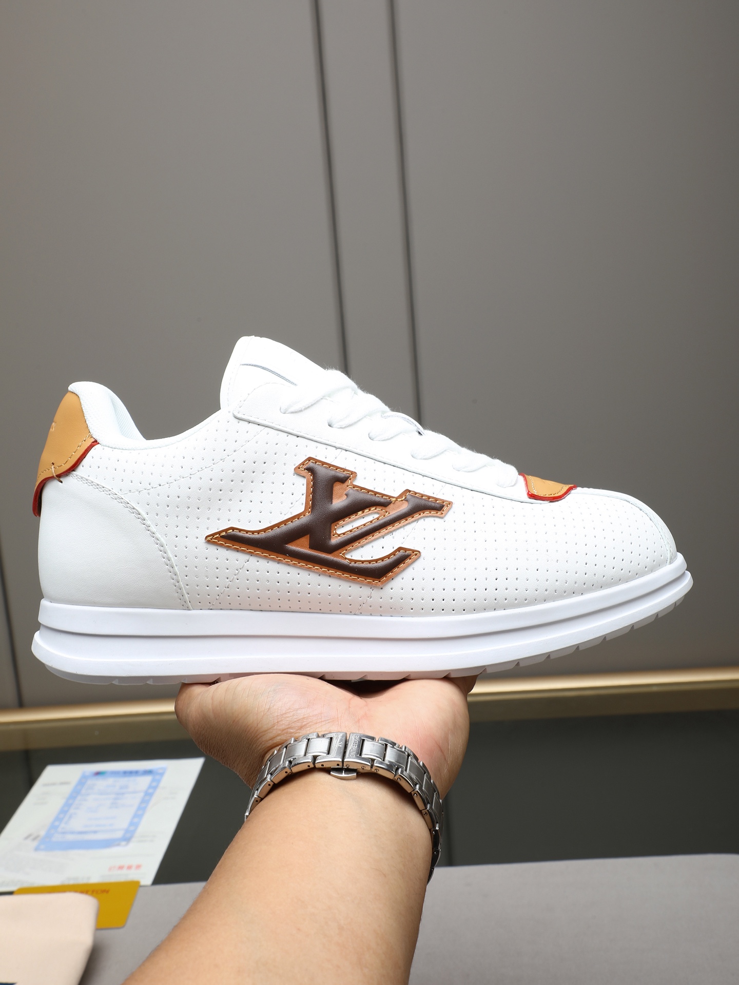 NO:779415,P LV Louis Vuitton L Jialu Brand Runner Tatic Series Thick Sole Casual Sports Shoes Running Shoes Original purchase, development and production This LV Runner Tatic sneaker combines mesh fabrics and ribbons and other technical materials to interpret the inspiration of traditional mountaineering shoes. The LV letters are written on one side, the lasso buckle of the quick lacing system is embellished with Monogram flowers and the Louis Vuitton logo, and the light and wear-resistant rubber outsole completes the whole. Fabric: Original imported cowhide + mesh  The inner lining is made of original custom-made breathable mesh. The sole is made of original molded anti-slip rubber combination material. Size: Men's 38-44 (customized 45 46), louis vuitton, louis vuitton, louis vuitton, louis vuitton, sneakers, cowhide19860909P LV路易威登 L家驴牌Runner Tatic系列 厚底 休闲 运动鞋 跑鞋 原版购入开发 做货 本款 LV Runner Tatic 运动鞋融合网格面料和饰带等科技材质,演绎传统登山鞋的灵感启发.LV 字母抒写于一侧,快速系带系统的套索扣点缀 Monogram 花卉和路易威登标识,轻盈耐磨的橡胶外底完善整体 面料:原版进口牛皮+网面 内里原版定制透气网里 鞋底原版开模防滑橡胶组合材质 Size:男款38-44（45 46定做）,,louis vuitton,louis vuitton,louis vuitton,louis vuitton,sneakers,cowhide,Men's shoes