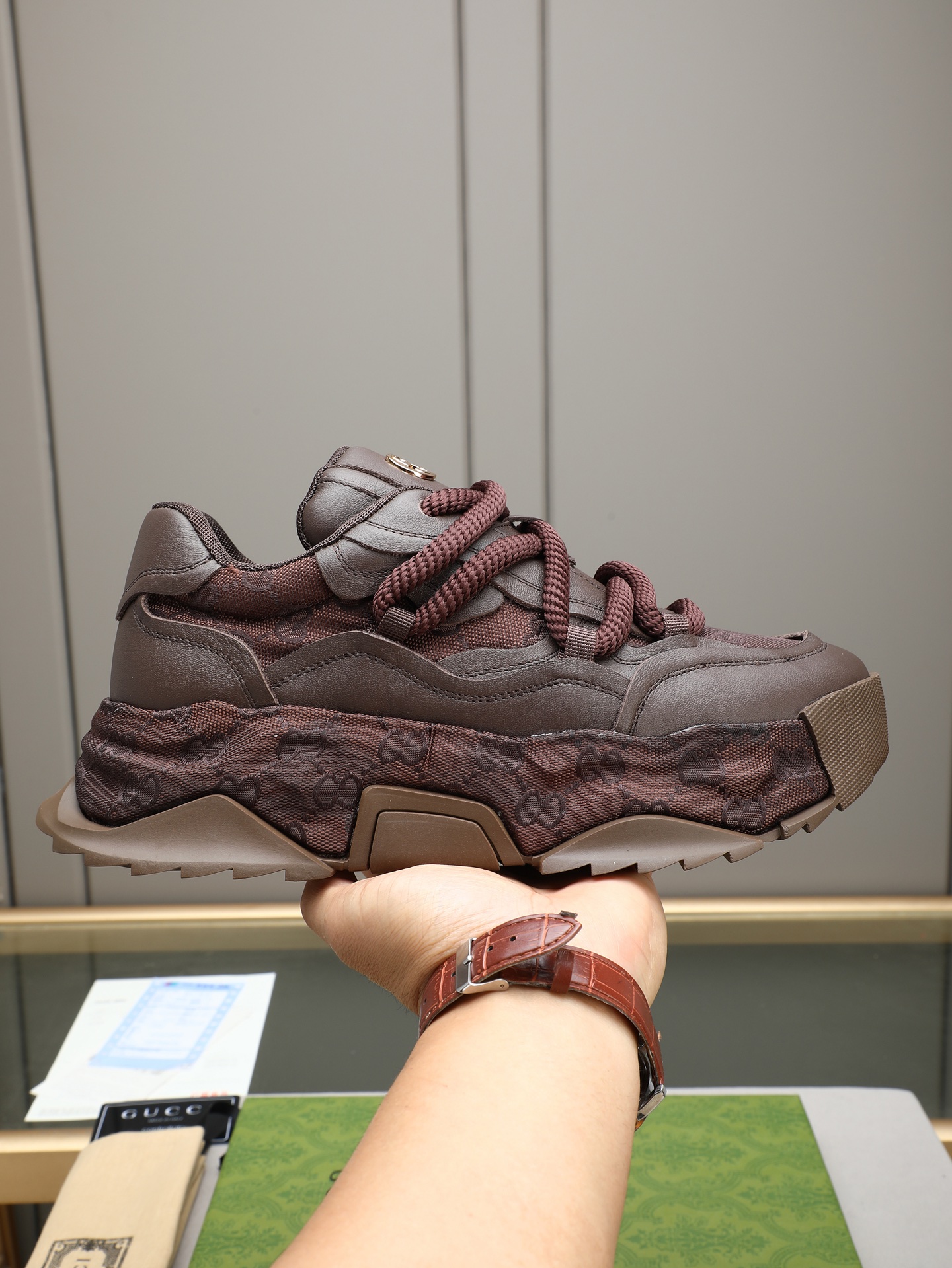 NO:779371,P Gucci has novel and fashionable styles, and the upper is made of imported cowhide + Gucci special materials!  Super trendy design!  It’s eye-catching!  The leather is soft, delicate, shiny and translucent, showing the ultimate hand-made craftsmanship, and the mesh upper and feet are soft, comfortable and breathable!  Size39-44 (38 45 customized),,cowhide19860909P 古奇款式新颖时尚,鞋面采用进口牛皮+ 古奇专用材料！超潮设计！让人眼前一亮！皮质柔软细腻光泽透亮,彰显极致纯手工工艺,网里上脚柔软舒适透气！Size39-44（38 45定制）,,cowhide,Men's shoes