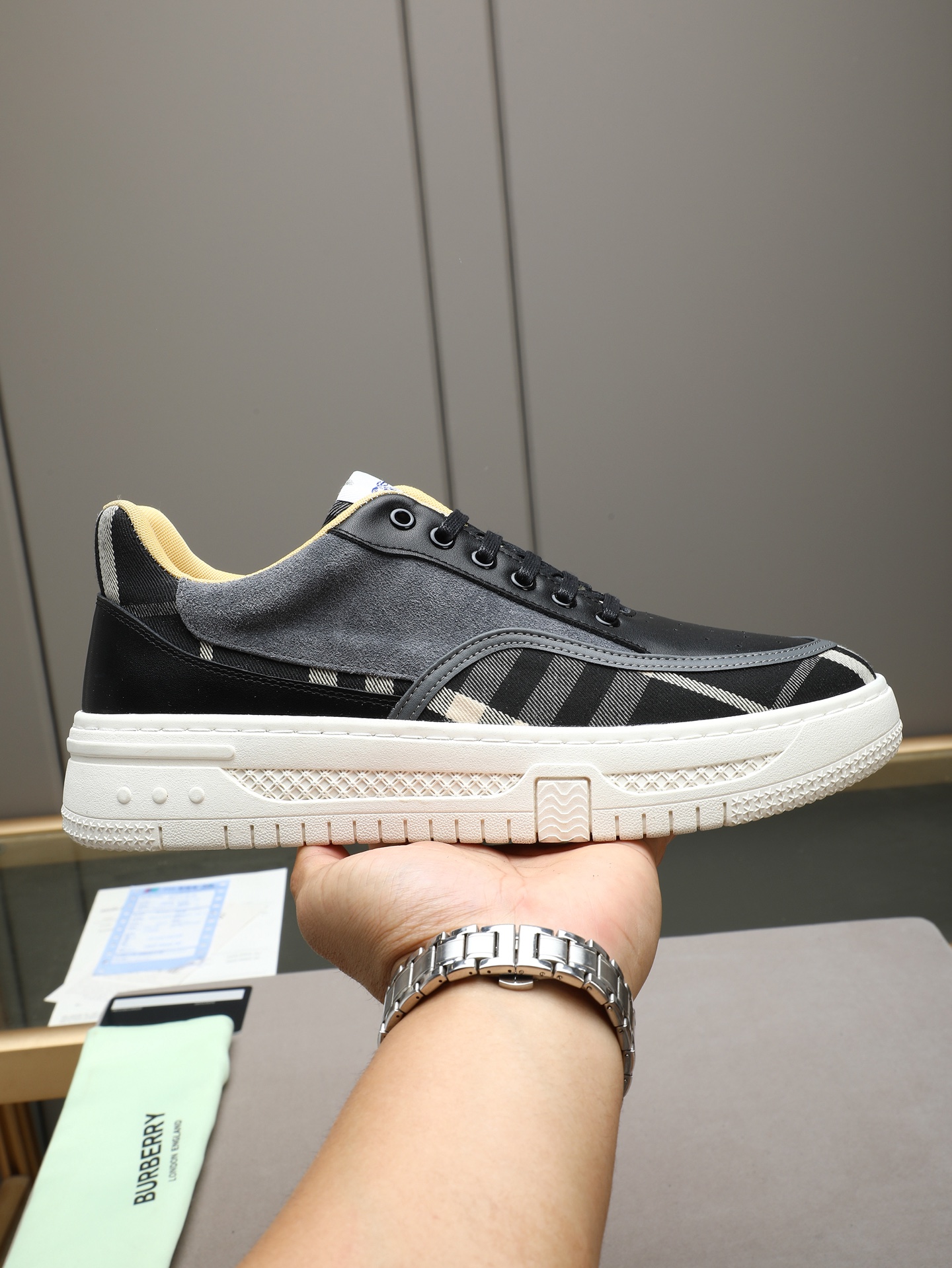 NO:779850,P B's Burberry men's classic low-top plaid canvas sneakers are reinterpreted with Vintage retro plaid cotton material and decorated with a new brand logo. The upper is cowhide with breathable leather lining, and the original rubber outsole!  Size38-44 (45. Customized),,burberry,sneakers,cowhide19860909P B家巴宝莉男士经典低帮格纹帆布运动鞋,以 Vintage 复古格纹棉材质焕新演绎,装饰焕新的品牌徽标.鞋面牛皮接拼透气皮里,橡胶原版大底！ Size38-44（45.定做）,,burberry,sneakers,cowhide,Men's shoes