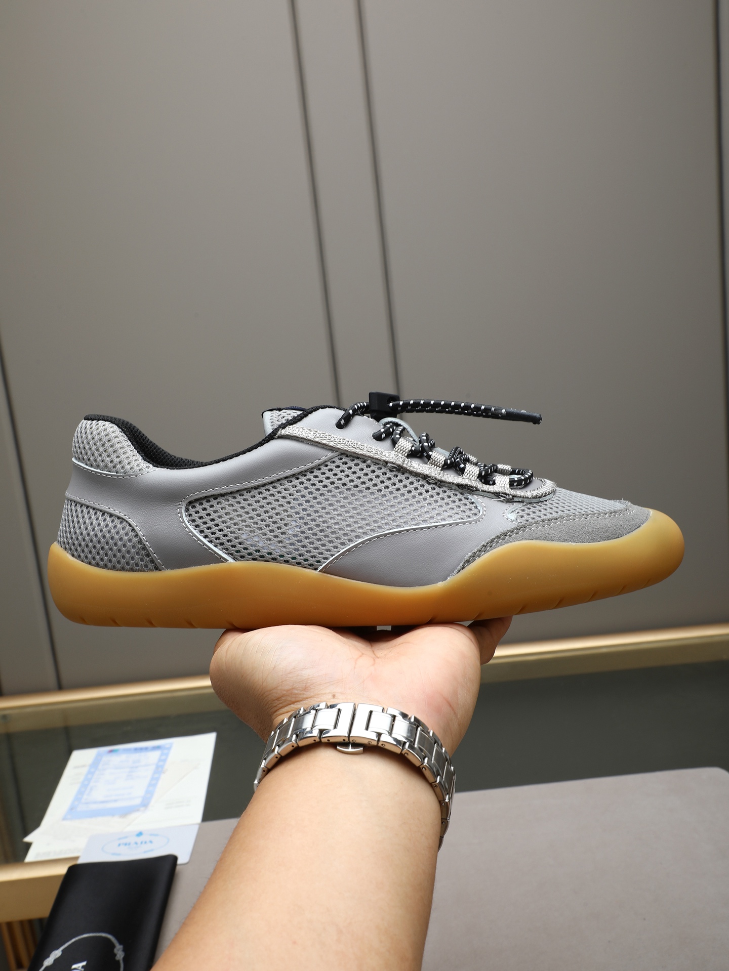 NO:779860,P Prada/Prada Speedrock men's sports shoes Prada  Speedrock series sports shoes, soft calfskin leather and fabric breathable mesh stitching upper, two-color elastic laces with classic triangle logo spring buckle adjustment, light and flexible rubber soles for perfect flexibility, inspired by alpine climbing, logo webbing on the tongue, and silver-labeled cowhide foot pads, which have a strong sense of wrapping and good stability. They are OK for daily wear or light sports! The toe and sole lines are rough, with a sense of strength and sophistication, a must-have for urban adventure! Comes with a full set of original packaging!  Size 38-40-41-42-43-44 standard leather shoe size (45.46 is custom-made and non-returnable), prada, prada, sneakers, cowhide19860909P Prada/普拉达 Speedrock男士运动鞋 Prada Speedrock系列运动鞋,柔软小牛皮皮革和织物透气网眼拼接鞋面,双色弹力系带配以经典三角徽标弹簧索扣调节,轻薄柔韧橡胶鞋底完善灵活性,灵感来自高山攀岩,鞋舌饰有徽标织带,配以银标牛皮垫脚,包裹感强,稳定性好,日常穿搭或轻运动都OK!鞋头和鞋底线条粗犷,力量感与精致度兼具,都市探险风必备!配全套原包装！ 码数38-40-41-42-43-44标准皮鞋码（45.46定做不退换）,,prada,prada,sneakers,cowhide,Men's shoes