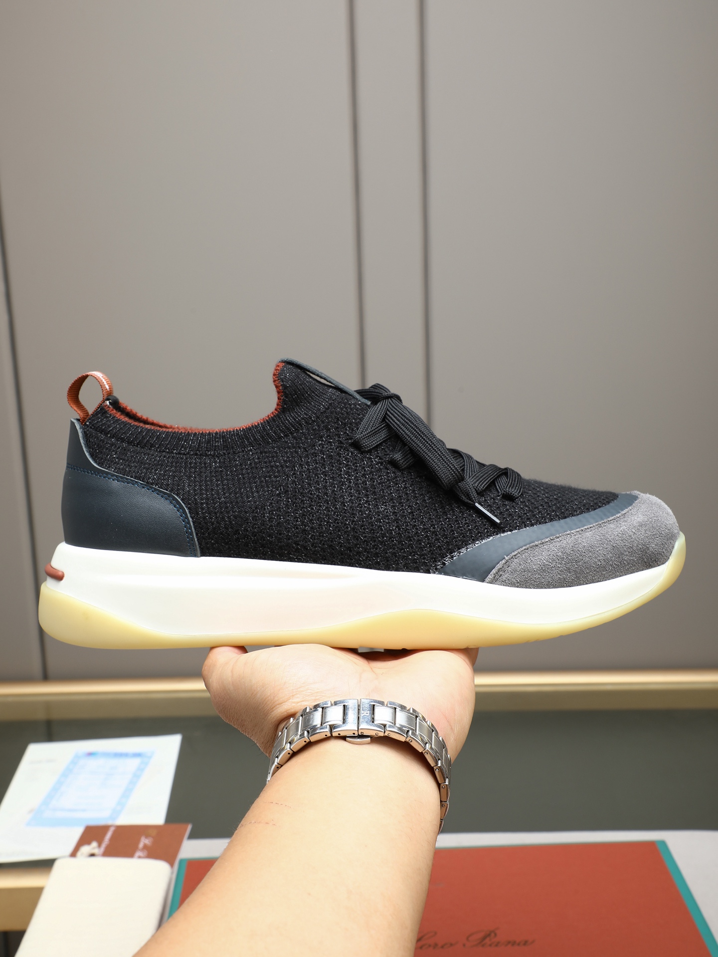 NO:781154,P This sneaker redefines the iconic 360LP with a modern perspective, featuring a new shape and a wider silhouette for exceptional comfort. An ultra-light sole provides a charming modern aesthetic, with a Wⅰsh wool piqué knit upper with a sophisticated lining, soft suede on the toe box and soft leather accents on the heel. Treated with StormSystem to adapt to all weather conditions. Bag-like construction  The upper adopts a classic slip-on structure and is equipped with extra laces to comfortably wrap your feet. The sole is made of lightweight and soft material to absorb the pressure caused by the impact of walking. The bottom uses a new elegant design, suitable for daily wear. Size 38-44 (45 46), loro piana, sneakers19860909P 这款运动鞋以现代视角重新定义标志性360LP,采用全新外形和更宽大的廓形设计,营造超凡舒适的穿着体验.超轻鞋底营造迷人的现代美感,Wⅰsh羊毛珠地针织鞋面,搭配考究衬里,鞋头设有柔软绒面革,鞋跟点缀柔软皮革.经StormSystem处理,适应各种天气情况. 袋状结构 鞋面采用经典套穿式结构,配有额外鞋带舒适包裹双脚,鞋底采用轻盈柔软材料制成,可吸收走路冲击带来的压力,底面采用全新优雅设计,适合日常穿着 码数38-44(45 46),,loro piana,sneakers,Men's shoes