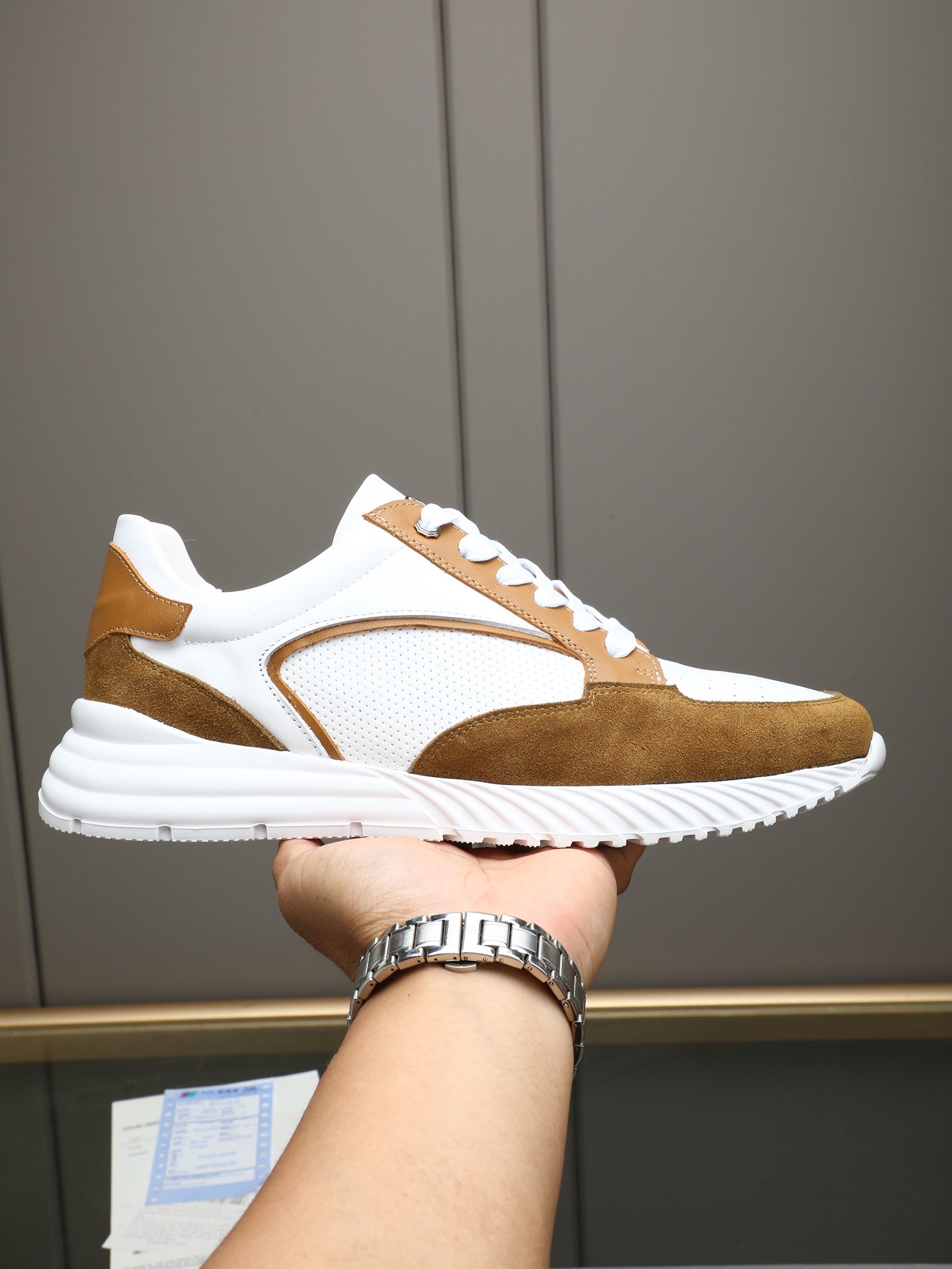NO:781159,P SR Home New Products Stefano Ricc* Stefano Ricc* Italy's top men's luxury brand This calfskin sneaker presents a contemporary sports style while maintaining the brand's solemn and elegant temperament! The original cowhide texture is high-end and delicate, and the inner elastic cloth fabric is soft against the skin. It is designed with adjustable elastic laces to fit the shape of the foot, and the breathable fabric creates a sporty luxury style. It is embellished with SR wrapped logo pattern precious metal plating accessories, showing exquisite charm.  Simple, fashionable and versatile! Standard counter sizes are 38 to 44 (customized to 45) in multiple colors!19860909P SR 家新品 Stefano Ricc* 史蒂芬劳* 尼治 意大利顶级男装奢侈品牌 这款科”小牛皮运动鞋呈现出当代运动风格,同时保持品牌庄重考究的气质!原版牛皮质感高端细腻,内里弹力布面料,贴肤柔软, 采用可调节松紧鞋带设计,贴合脚形,透气面料打造运动奢华风格 点缀 SR缠绕logo图案贵金属镀层饰件,展现精致魅力 简约时尚百搭款！标准专柜码数38～44（45定做）多色选！,,sneakers,cowhide,Men's shoes