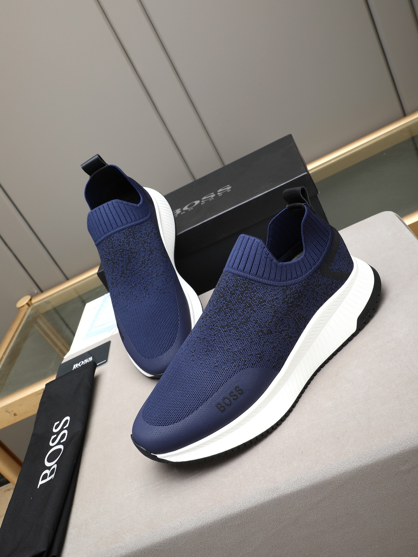 NO:781175,PBOSS is a high-end hot model, designed at the counter. The face is made of high-elastic flying weave, and the foamed wear-resistant outsole is easy to put on, light, comfortable and elastic, trendy and fashionable!  !  !  Code number 38-44 (45 customized),19860909PBOSS 高端劲爆款 专柜设计 面部采用高弹力飞织,发泡耐磨大底,上脚方便,轻盈舒适有弹力,新潮时尚！！！码数38-44（45定做）,,Men's shoes