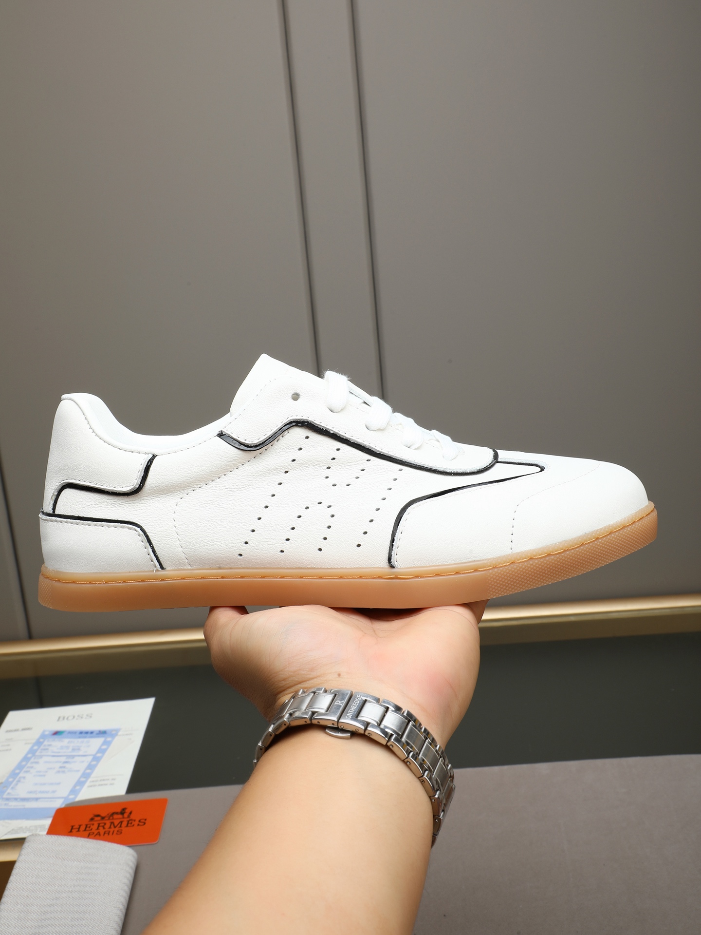 NO:828644,P H Hermès moral training sneakers adopt a splicing design, made of genuine leather + denim, and breathable lining!  The texture is delicate and durable. The white rubber sole has great grip and comfort. It is OK for daily commuting and casual wear!  There are ventilation holes on the side of the shoe, so you won’t feel stuffy when wearing it in summer ~ Retro style + versatile attributes, it looks good with jeans or casual pants!  38-44(45 customized),,hermes,jeans19860909P H爱马仕德训板鞋采用拼接设计,真皮+牛仔材质,透气羊里！质感细腻又耐用.白色橡胶鞋底,抓地力和舒适度都很棒,日常通勤、休闲穿搭都OK！鞋侧透气孔,夏天穿也不闷脚～复古风+百搭属性,牛仔裤、休闲裤随便搭都好看！38-44(45定做）,,hermes,jeans,Men's shoes