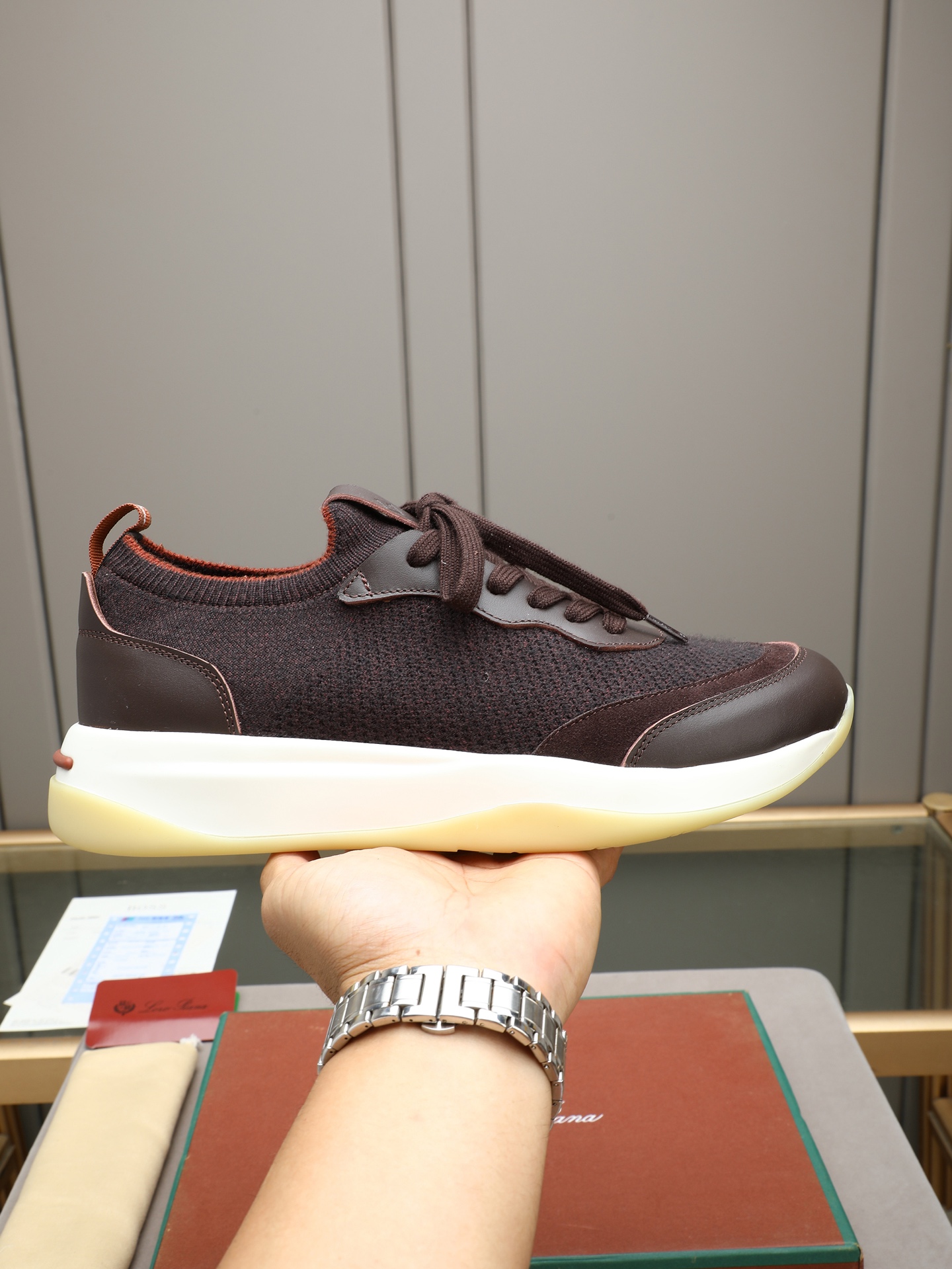 NO:783198,P This sneaker redefines the iconic 360LP with a modern perspective, featuring a new shape and a wider silhouette for exceptional comfort. An ultra-light sole provides a charming modern aesthetic, with a Wⅰsh wool piqué knit upper with a sophisticated lining, soft suede on the toe box and soft leather accents on the heel. Treated with StormSystem to adapt to all weather conditions. Bag-like construction  The upper adopts a classic slip-on structure and is equipped with extra laces to comfortably wrap your feet. The sole is made of lightweight and soft material to absorb the pressure caused by the impact of walking. The bottom uses a new elegant design, suitable for daily wear. Size 38-44 (45 46), loro piana, sneakers19860909P 这款运动鞋以现代视角重新定义标志性360LP,采用全新外形和更宽大的廓形设计,营造超凡舒适的穿着体验.超轻鞋底营造迷人的现代美感,Wⅰsh羊毛珠地针织鞋面,搭配考究衬里,鞋头设有柔软绒面革,鞋跟点缀柔软皮革.经StormSystem处理,适应各种天气情况. 袋状结构 鞋面采用经典套穿式结构,配有额外鞋带舒适包裹双脚,鞋底采用轻盈柔软材料制成,可吸收走路冲击带来的压力,底面采用全新优雅设计,适合日常穿着 码数38-44(45 46),,loro piana,sneakers,Men's shoes