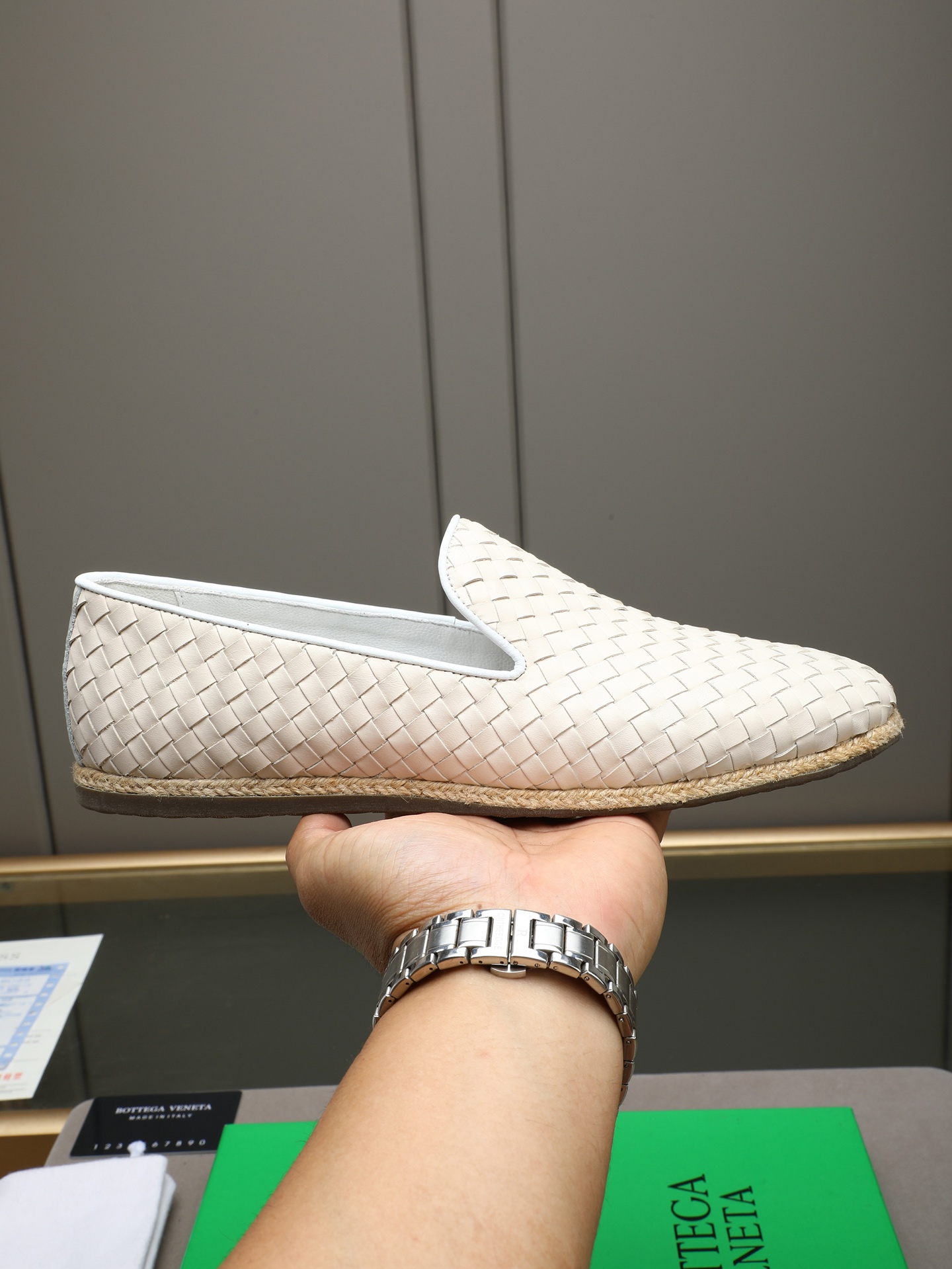 NO:783721,P BV high-end hand-knitted loafers for men, first-layer cowhide slip-on casual leather shoes, breathable lazy shoes, luxury hand-woven using imported first-layer cowhide, classic hand-woven technology, fine texture, high-end texture, and more time-worn taste. Breathable, comfortable and not stuffy, natural linen binding + breathable cowhide lining, bid farewell to hot and humid weather, can be worn in all seasons. Slip-on design without laces, easy to put on and take off, suitable for fast-paced life.  It can be used for business commuting, leisure travel, and daily appointments. It is suitable for jeans, casual pants, trousers and other trousers. Anti-slip and wear-resistant soles, soft elastic and anti-slip outsole, walking steadily without slipping, and wearing for a long time will not tire your feet. 38-44 (45 46 custom-made),,bottega veneta,loafers,jeans,cowhide19860909P BV 高端手工编织乐福鞋 男 头层牛皮一脚蹬休闲皮鞋 透气懒人鞋 奢级手工编织采用进口头层牛皮,经典手工编织工艺,纹理细腻,质感高级,越穿越有味道.  透气舒适不闷脚天然麻编包边+透气牛皮内里,告别闷热潮湿,四季都能穿.一脚蹬无鞋带设计,穿脱方便,适配快节奏生活.  商务通勤、休闲出游、日常约会都能驾驭,适配牛仔裤、休闲裤、西裤等多种裤装.  防滑耐磨鞋底软弹防滑大底,走路稳当不打滑,久穿不累脚. 38-44(45 46定做),,bottega veneta,loafers,jeans,cowhide,Men's shoes