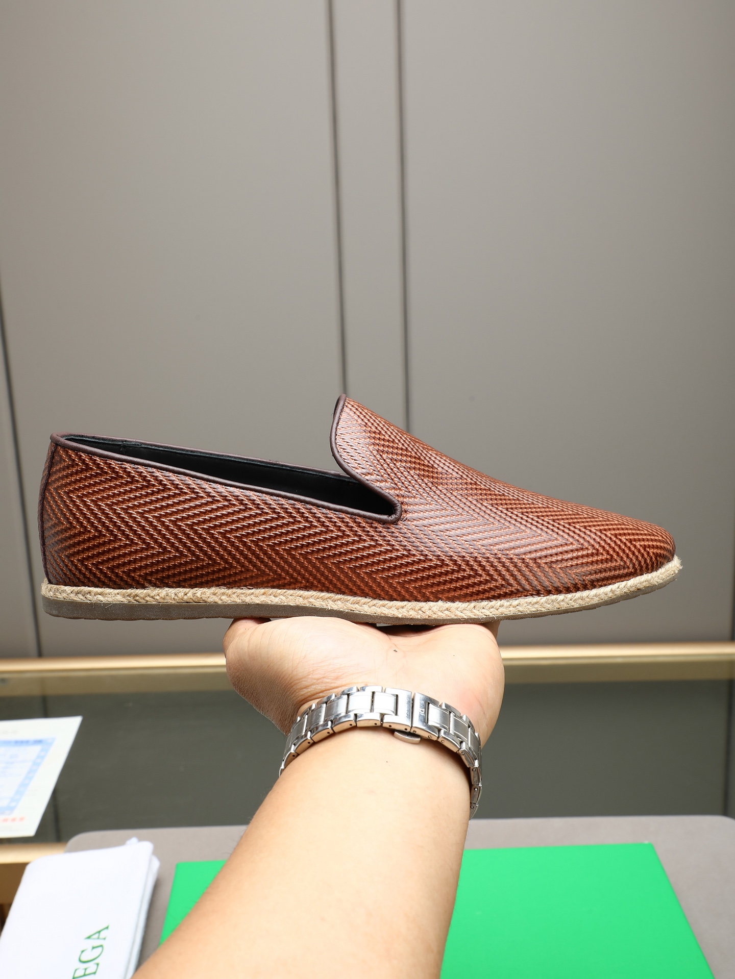 NO:783730,P BV high-end loafers for men. First-layer cowhide slip-on casual leather shoes. Breathable lazy shoes. Made of imported first-layer cowhide, with fine texture and high-end texture. It has a taste as time goes by. It is breathable and comfortable and does not stuffy your feet. It has natural linen binding + breathable cowhide lining. Say goodbye to hot and humid weather and can be worn in all seasons. The slip-on has no laces design, which is easy to put on and take off, and is suitable for fast-paced life.  It can be used for business commuting, leisure travel, and daily appointments. It is suitable for jeans, casual pants, trousers and other trousers. Anti-slip and wear-resistant soles, soft elastic and anti-slip outsole, walking steadily without slipping, and wearing for a long time will not tire your feet. 38-44 (45 46 custom-made),,bottega veneta,loafers,jeans,cowhide19860909P BV 高端乐福鞋 男 头层牛皮一脚蹬休闲皮鞋 透气懒人鞋 采用进口头层牛皮,纹理细腻,质感高级,越穿越有味道.  透气舒适不闷脚天然麻编包边+透气牛皮内里,告别闷热潮湿,四季都能穿.一脚蹬无鞋带设计,穿脱方便,适配快节奏生活.  商务通勤、休闲出游、日常约会都能驾驭,适配牛仔裤、休闲裤、西裤等多种裤装.  防滑耐磨鞋底软弹防滑大底,走路稳当不打滑,久穿不累脚. 38-44(45 46定做),,bottega veneta,loafers,jeans,cowhide,Men's shoes