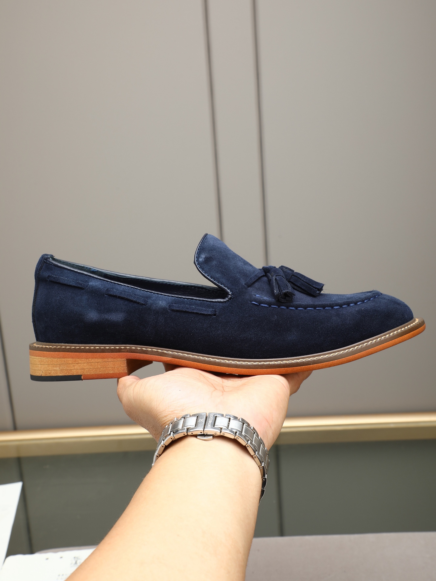 NO:783738,P BC new products are on the shelves Brunello Cucinell* calfskin suede penny loafers Official price RMB,400 Imported calfskin suede cowhide is used to create the casual and timeless style of slip-on loafers. The upper is super soft. The casual outline and exquisite materials define the style of this loafer. Hand-stitched uppers. Bendy-dyed raw calfskin lining and insole decorated with brand logo.  The tapered toe and thin outsole of lightweight rubber make it even more elegant. The original open-molded genuine leather outsole with injection-molded rubber on the forefoot and heel has super grip and is more non-slip and wear-resistant. The low-heeled one-step wear is fashionable and comfortable, allowing you to show your elegance more easily and comfortably. Sold with a full set of original packaging. Standard leather shoe sizes 39~44# (38.45. Customized), brunello  cucinelli,chanel,loafers,cowhide,Leather soles19860909P BC家新品上架 Brunello Cucinell*小牛皮绒面便士乐福鞋 官方售价 RMB,400 采用进口胎牛皮反绒牛打造套脚乐福鞋的休闲永恒风格,鞋面超级柔软 休闲的轮廓与精致的材质定义出这款乐福鞋皮鞋的风格 手工夹边缝制鞋面 苯染原色小牛皮内里及垫脚鞋垫饰品牌logo标识 锥形鞋头和轻量橡胶组合的薄鞋外底衬托下更显高雅. 原版开模真皮大底注塑橡胶前掌与后跟超强抓地性能更防滑耐磨 低跟一脚蹬穿着 时尚舒适 让您更轻松舒适地展现高雅气质.配全套原包装发售 标准皮鞋码数39～44#（38.45.定做）,,brunello cucinelli,chanel,loafers,cowhide,Leather soles,Men's shoes