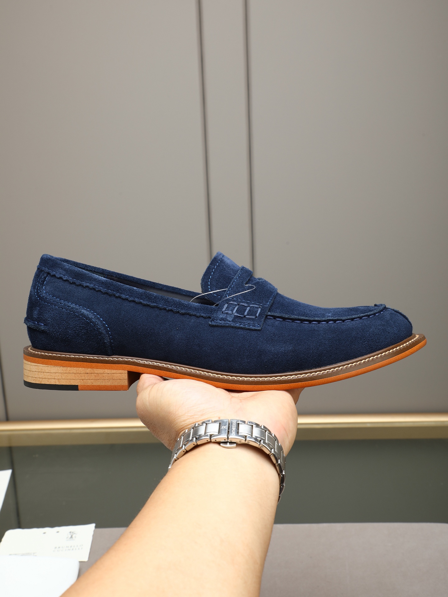 NO:783746,P BC new products are on the shelves Brunello Cucinell* calfskin suede penny loafers Official price RMB,400 Imported calfskin suede cowhide is used to create the casual and timeless style of slip-on loafers. The upper is super soft. The casual outline and exquisite materials define the style of this loafer. Hand-stitched uppers. Bendy-dyed raw calfskin lining and insole decorated with brand logo.  The tapered toe and thin outsole of lightweight rubber make it even more elegant. The original open-molded genuine leather outsole with injection-molded rubber on the forefoot and heel has super grip and is more non-slip and wear-resistant. The low-heeled one-step wear is fashionable and comfortable, allowing you to show your elegance more easily and comfortably. Sold with a full set of original packaging. Standard leather shoe sizes 39~44# (38.45. Customized), brunello  cucinelli,chanel,loafers,cowhide,Leather soles19860909P BC家新品上架 Brunello Cucinell*小牛皮绒面便士乐福鞋 官方售价 RMB,400 采用进口胎牛皮反绒牛打造套脚乐福鞋的休闲永恒风格,鞋面超级柔软 休闲的轮廓与精致的材质定义出这款乐福鞋皮鞋的风格 手工夹边缝制鞋面 苯染原色小牛皮内里及垫脚鞋垫饰品牌logo标识 锥形鞋头和轻量橡胶组合的薄鞋外底衬托下更显高雅. 原版开模真皮大底注塑橡胶前掌与后跟超强抓地性能更防滑耐磨 低跟一脚蹬穿着 时尚舒适 让您更轻松舒适地展现高雅气质.配全套原包装发售 标准皮鞋码数39～44#（38.45.定做）,,brunello cucinelli,chanel,loafers,cowhide,Leather soles,Men's shoes