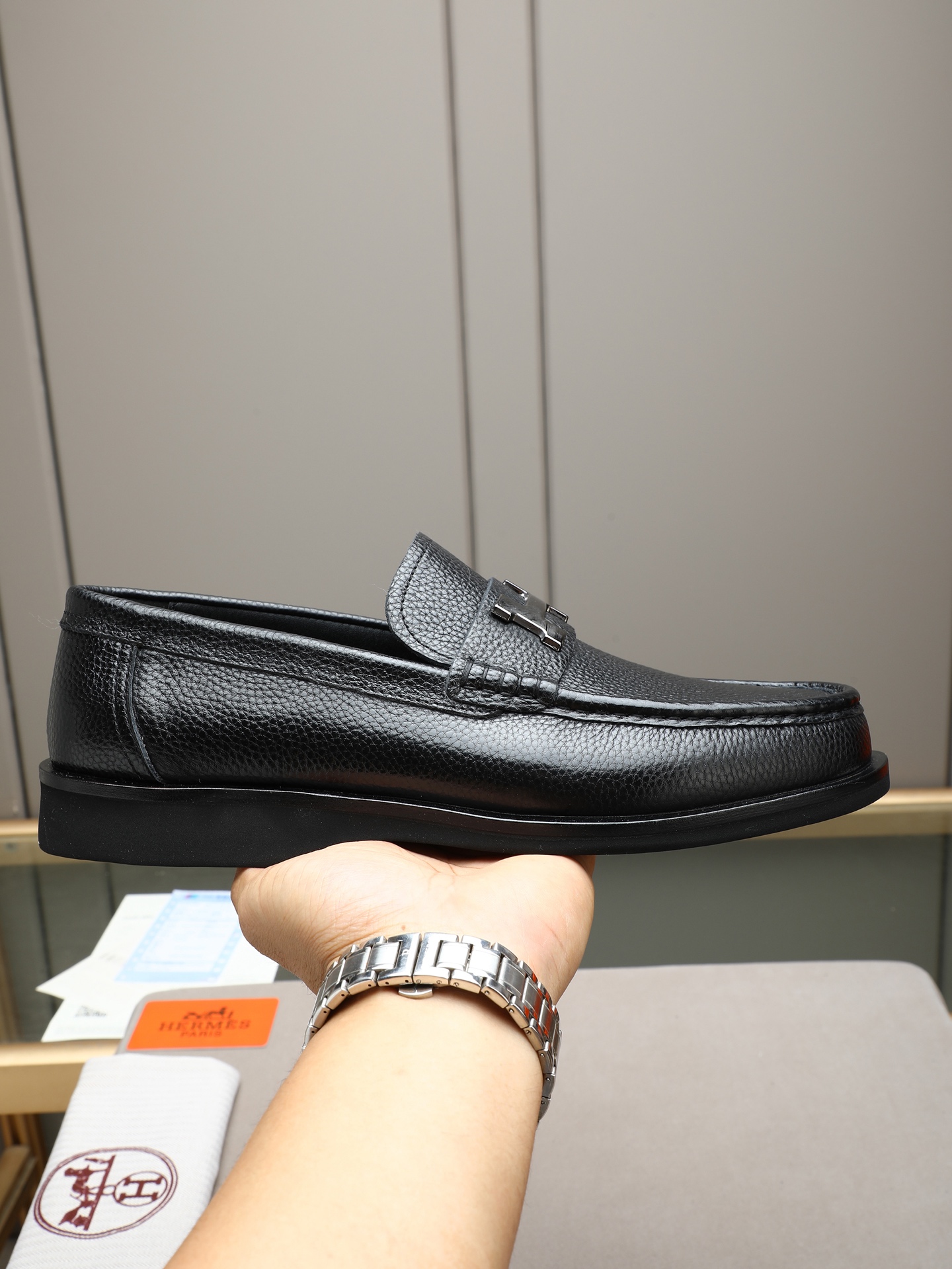 NO:783754,P 2026 new Hermès high-end pebbled loafers for men, genuine leather slip-on casual leather shoes, classic design replica of the classic H metal buckle, low-key luxury and connotation; no lace slip-on design, a must-have for lazy people, easy to put on and take off! Suitable for business formal wear, casual commuting, and home outings, 360-degree matching without blind spots, showing a gentleman's style!  Selected pebbled cowhide, soft texture, classic H buckle embellishment, low-key luxury. Slip-on design, taking into account both comfort and elegance. Whether it is a business meeting or a weekend party. Simple and rough to attract the wind (suitable for those who know the goods! Pebbled first-layer cowhide, water-dyed cowhide genuine leather edged rubber wear-resistant outsole! Three colors! 38-44 (45 custom-made), hermes, loafers, cowhide19860909P 2026新款爱马仕高端荔枝纹乐福鞋 男 真皮一脚蹬休闲皮鞋 经典设计复刻经典H金属扣,低调奢华有内涵；无鞋带一脚蹬设计,懒人必备,穿脱方便!商务正装、休闲通勤、居家出游皆可驾驭,360度无死角搭配,尽显绅士风！精选荔枝纹牛皮,质感温润,经典H扣点缀,低调中透着奢华. 一脚蹬的设计,兼顾了舒适与优雅. 无论是商务会议还是周末聚会.简单粗暴引流风（适合代懂货的来！荔纹头层牛皮水染牛里真皮包边橡胶耐磨大底！三色齐发！38-44(45定做),,hermes,loafers,cowhide,Men's shoes