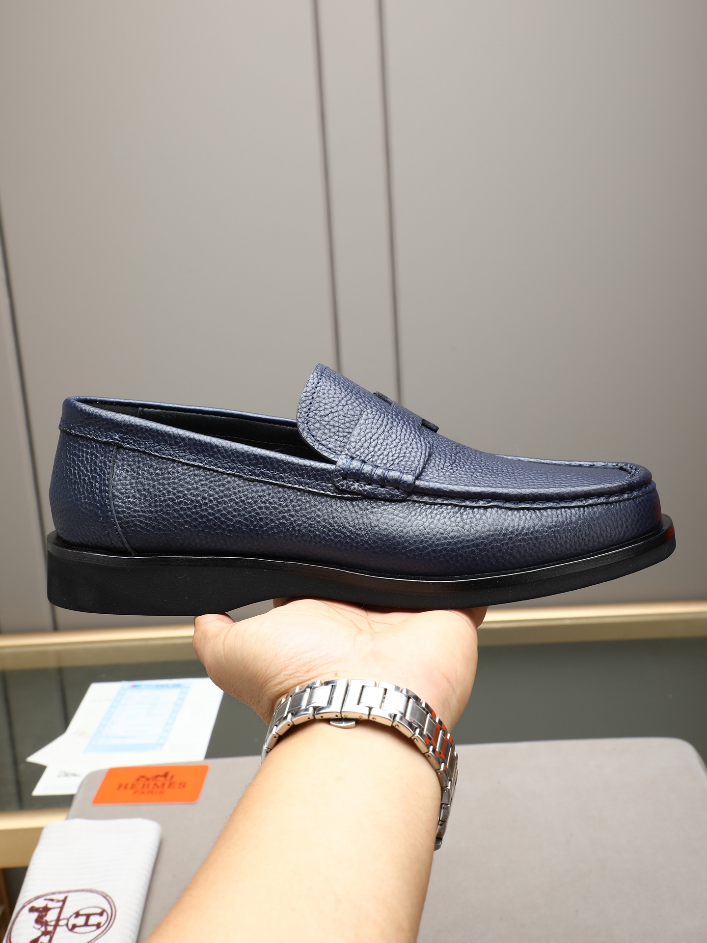 NO:783761,P 2026 Hermès new high-end pebbled loafers for men, genuine leather slip-on casual leather shoes, classic design, low-key luxury and connotation; slip-on design without laces, a must-have for lazy people, easy to put on and take off! Suitable for business formal wear, casual commuting, and home outings, 360-degree matching without blind spots, showing a gentleman's style!  Selected pebbled cowhide, with a warm texture and low-key luxury. It takes into account both comfort and elegance. Whether it is a business meeting or a weekend party. Simple and rough to attract attention (suitable for those who know how to sell goods! Pebbled first-layer cowhide, water-dyed cowhide genuine leather edged rubber wear-resistant outsole! Available in three colors! 38-44 (customized at 45), hermes, loafers, cowhide19860909P 2026爱马仕新款高端荔枝纹乐福鞋 男 真皮一脚蹬休闲皮鞋 经典设计低调奢华有内涵；无鞋带一脚蹬设计,懒人必备,穿脱方便!商务正装、休闲通勤、居家出游皆可驾驭,360度无死角搭配,尽显绅士风！精选荔枝纹牛皮,质感温润,低调中透着奢华.兼顾了舒适与优雅.无论是商务会议还是周末聚会.简单粗暴引流风（适合代懂货的来！荔纹头层牛皮水染牛里真皮包边橡胶耐磨大底！三色齐发！38-44(45定做),,hermes,loafers,cowhide,Men's shoes
