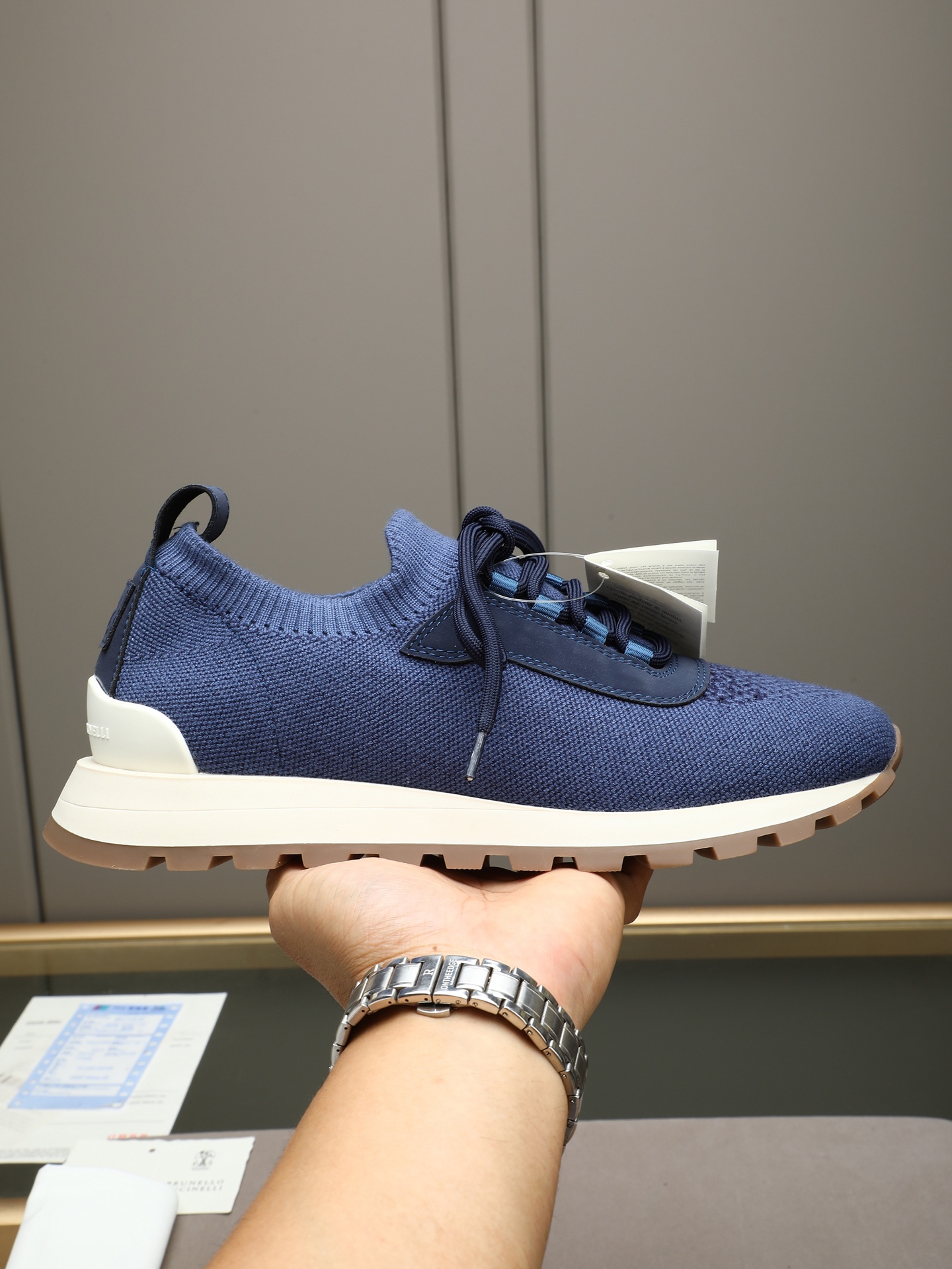 NO:852758,The P BC upper is made of fly knitted fabric and is embellished with delicate cowhide panels. It combines extreme breathability and lightweight wrapping. It is light and unburdened on the foot and is not easy to sweat when worn for a long time. It adopts a simple sock-type jogging shoe outline and is paired with a lightweight EVA midsole +  The non-slip rubber toothed outsole not only ensures the soft and elastic comfort of the foot, but also improves the grip of daily walking; the shoe shape is neat and not bulky, and has a slight heightening effect. The overall design is simple and low-key, with restrained details on the tongue and side of the shoe. The style is light and business casual, not too sporty, and suitable for various occasions. 5 color options!  38-44 (45 customized),,cowhide19860909P BC鞋面采用飞织针织面料一体成型,搭配细腻牛皮饰片点缀,兼顾了极致透气性与轻量包裹感,上脚轻盈无负担,久穿也不易闷汗.采用简约的袜套式慢跑鞋轮廓,搭配轻盈 EVA 中底 + 防滑橡胶齿纹外底,既保证了脚感的软弹舒适,也提升了日常行走的抓地力；鞋型利落不臃肿,自带轻微增高效果.整体设计简约低调,鞋舌与鞋侧的细节点缀克制,风格偏轻商务休闲,不会过于运动化,适配多种场合穿搭.5色选！38-44（45定做),,cowhide,Men's shoes