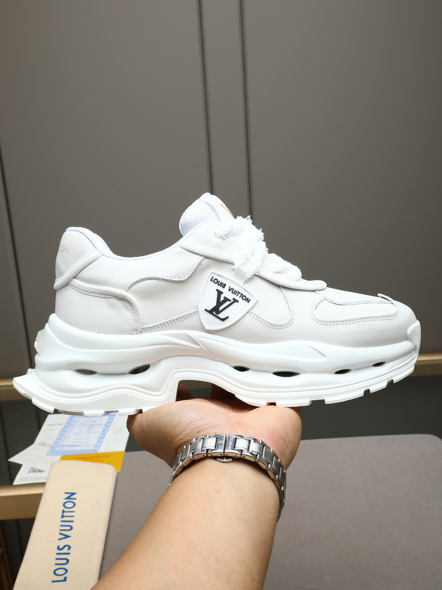 NO:852736,P LV new thick-soled dad shoes | Wear the sense of the future on your feet! Iconic inverted LV logo + layered hollow thick sole + cowhide stitching upper, with raw edge shoelace details, weakening the bulky feeling of thick-soled shoes and increasing the level of detail!  Black and white/pure white/pure black are available in three colors, with built-in heightening buff, which lengthens the leg line when worn on the toes, suitable for all styles of wear, and can easily match street coolness and relaxed high-end sense 39-44 (45 custom-made,, louis vuitton, cowhide19860909P LV 新款厚底老爹鞋 | 把未来感穿在脚上!标志性倒转LV标识 + 分层镂空厚底+牛皮拼接鞋面,搭配毛边鞋带细节,弱化了厚底鞋笨重感,增加了细节层次！黑白/纯白/纯黑三色齐发,自带增高buff,上脚即拉长腿线,适配所有风格穿搭,轻松拿捏街头潮酷与松弛高级感39-44(45定做,,louis vuitton,cowhide,Men's shoes