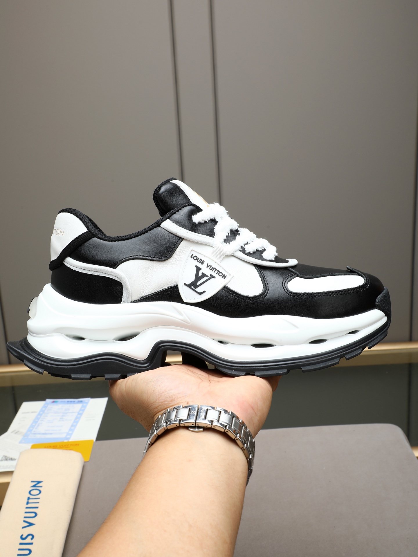 NO:852747,P LV new thick-soled dad shoes | Wear the sense of the future on your feet! Iconic inverted LV logo + layered hollow thick sole + cowhide stitching upper, with raw edge shoelace details, weakening the bulky feeling of thick-soled shoes and increasing the level of detail!  Black and white/pure white/pure black are available in three colors, with built-in heightening buff, which can elongate the leg line at the top of the foot. It is suitable for all styles of wear, and can easily match the street cool and relaxed high-end sense. 39-44 (38 45 custom-made,, louis vuitton, cowhide19860909P LV 新款厚底老爹鞋 | 把未来感穿在脚上!标志性倒转LV标识 + 分层镂空厚底+牛皮拼接鞋面,搭配毛边鞋带细节,弱化了厚底鞋笨重感,增加了细节层次！黑白/纯白/纯黑三色齐发,自带增高buff,上脚即拉长腿线,适配所有风格穿搭,轻松拿捏街头潮酷与松弛高级感39-44(38 45定做,,louis vuitton,cowhide,Men's shoes