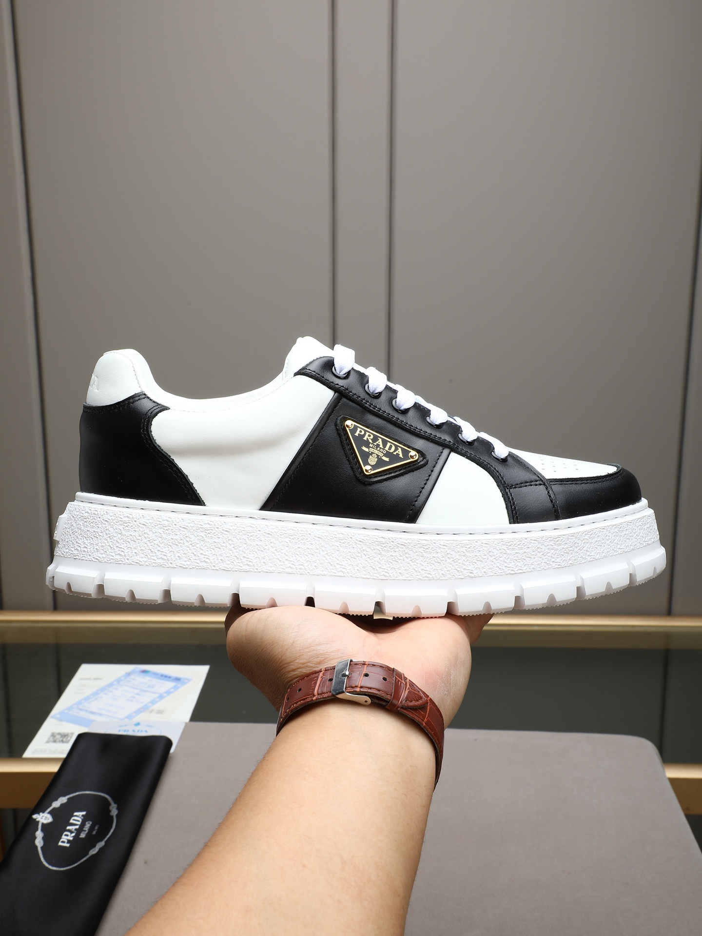 NO:831370,P Prad* Prada's new men's sports shoes, these sports shoes are casual and versatile, made of first-layer cowhide patchwork and washed sheepskin lining!  The lightweight foam outsole is very comfortable on the foot and uses soft and concise lines to outline a sporty silhouette. The sole is light and stable, with the iconic enameled triangular metal logo, and the tongue is decorated with an embossed screen-printed logo, showing its unique charm. Size38-44 (45.46 customization is non-returnable),, prada, prada, sneakers, cowhide19860909P Prad*普拉达新品男士运动鞋,这款运动鞋休闲百搭,选用头层牛皮拼布面水洗羊里！轻质发泡大底,脚感非常舒适,运用柔和简洁的线条勾勒出运动风廓形.鞋底轻盈而稳固,带有标志性的涂珐琅三角形金属徽标,鞋舌饰有压花效果丝网印花徽标,彰显别具一格的魅力. Size38-44（45.46定制不退换）,,prada,prada,sneakers,cowhide,Men's shoes