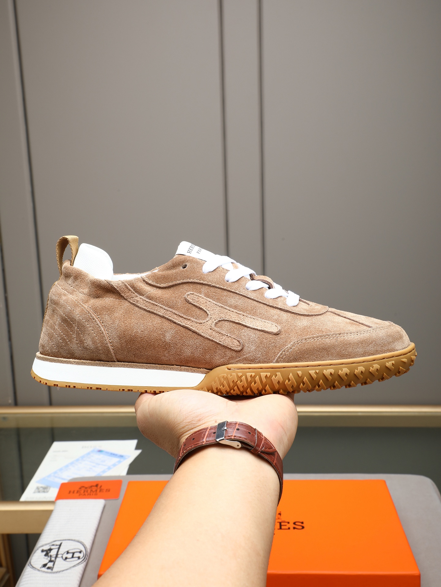 NO:831378,P Hermès Jet moral training shoes, classic moral training shoes, white calfskin + 'H' logo, simple and recognizable. Lightweight rubber soles, comfortable to wear, suitable for daily commuting or city walks. The upper is soft and delicate, has good breathability, and will not feel stuffy when worn for a long time. The black and white color scheme is versatile, and can be easily worn in jeans and skirts. The low-key luxury style is a popular model in the Hermès sports shoe series and is deeply loved by young people!  ize38-44 (45.46 customized),,hermes,sneakers,skirts,jeans,cowhide19860909P 爱马仕Jet德训鞋,经典德训鞋型,白色小牛皮+“H”标志,简约又有辨识度.轻量橡胶鞋底,穿着舒适,适合日常通勤或城市漫步.鞋面柔软细腻,透气性好,长时间穿也不闷脚.黑白配色百搭,牛仔裤、裙装都能轻松驾驭,低调奢华风格,是爱马仕运动鞋系列热门款,深受年轻人喜爱！ize38-44（45.46定制）,,hermes,sneakers,skirts,jeans,cowhide,Men's shoes
