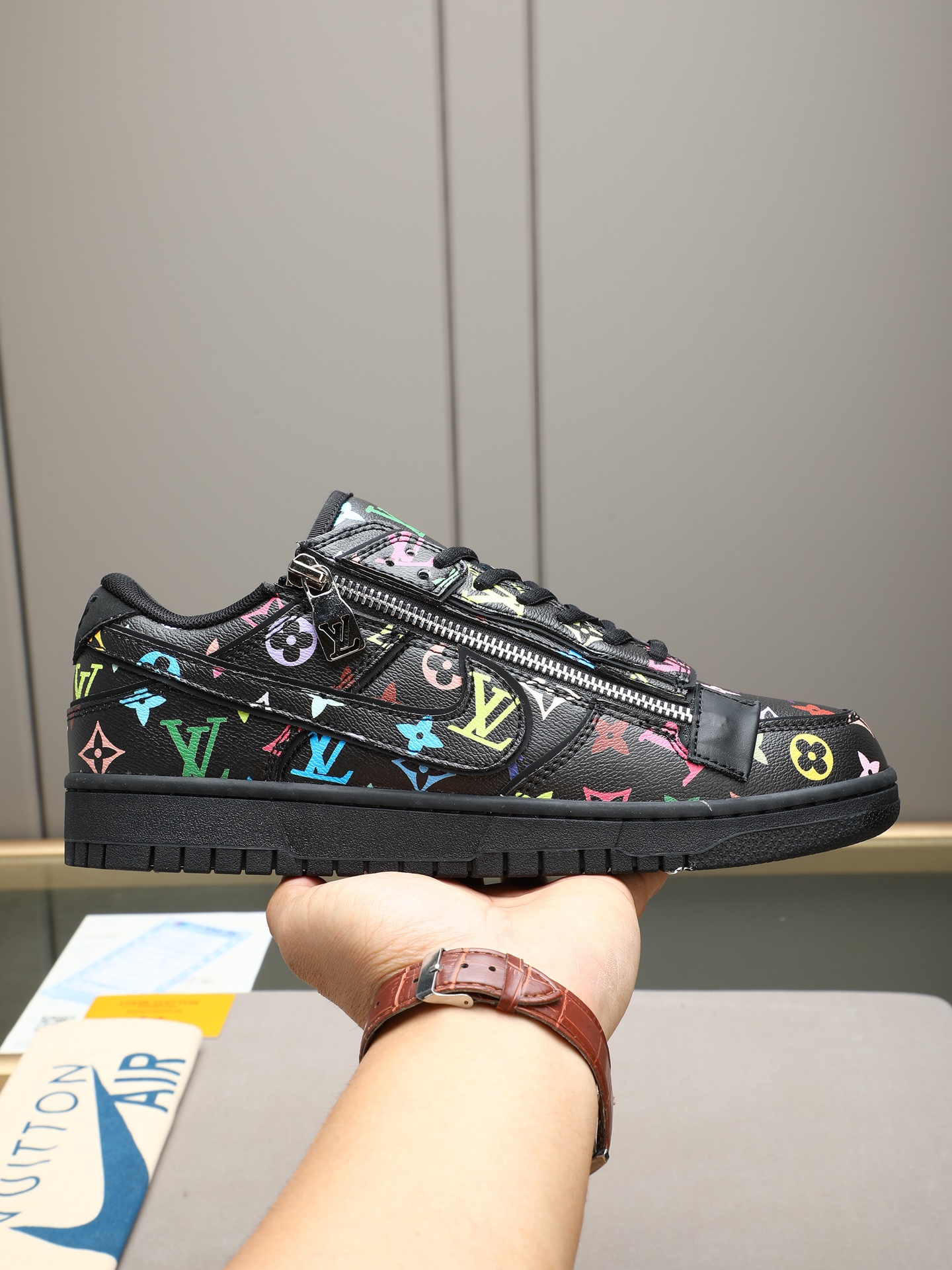 NO:831386,PLouis Vuitton x Nike Air Force 1 co-branded sneakers, with LV Monogram presbyopia pattern on the upper, and some styles add colorful graffiti or water ripple printing to enhance brand recognition. The metal zipper on the side of the shoe body is the iconic design of this series, breaking the structure of traditional sneakers, which not only improves the convenience of putting on and taking off, but also gives the shoes a unique sense of functionality and styling. Multiple colors to choose from!  38-44 (45 46 customized),,louis vuitton,louis vuitton19860909PLouis Vuitton x Nike Air Force 1 联名风格的板鞋,鞋面 LV Monogram 老花图案,部分款式加入彩色涂鸦或水波纹印花,强化品牌辨识度. 鞋身侧面的金属拉链是该系列的标志性设计,打破了传统板鞋的结构,既提升了穿脱便利性,也赋予鞋款独特的机能感与造型层次.多色选！38-44（45 46定做）,,louis vuitton,louis vuitton,Men's shoes