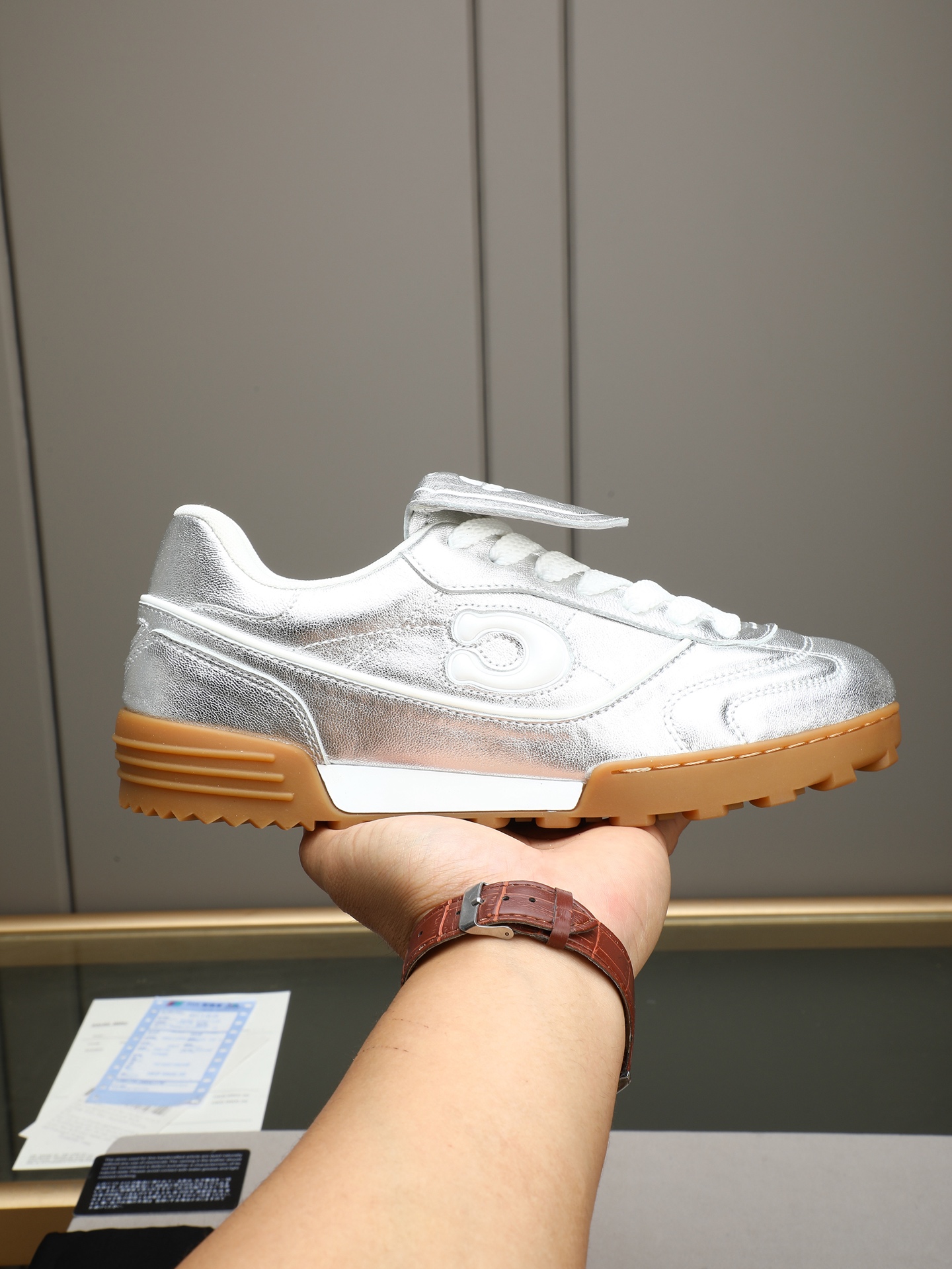 NO:831394,P Couple style COACH Match one-shoes and two-wear series sports shoes, also known as 'moral shoes', are the brand's popular retro casual shoes in recent years. The C logo on the side is embroidered with contrasting outlines, which is a highly recognizable element of the brand. The tongue has a detachable clamshell design and is printed with the brand.  The logo can be exposed or hidden according to the style of wearing, unlocking two ways to wear it. The upper is made of imported cowhide and breathable mesh. It is paired with a raw rubber outsole, which has a high-end texture and is wear-resistant. Self-flowing model, available in multiple colors!  36-44 (female 41, male 38 45 customized),,coach,coach,sneakers,cowhide19860909P 情侣款COACH（蔻驰）Match 一鞋两穿系列运动鞋,也被大家称为“德训鞋”,是近年品牌热门的复古休闲鞋,侧面的 C 标撞色轮廓绣工艺,是品牌辨识度极高的元素.鞋舌带有可拆式翻盖设计,印有品牌 logo,可根据穿搭风格选择露出或隐藏,解锁两种穿法.鞋面采用进口牛皮透气网里.搭配生胶色橡胶大底,质感高级又耐磨.自流款,多色选！36-44(女41 男38 45定做),,coach,coach,sneakers,cowhide,Men's shoes