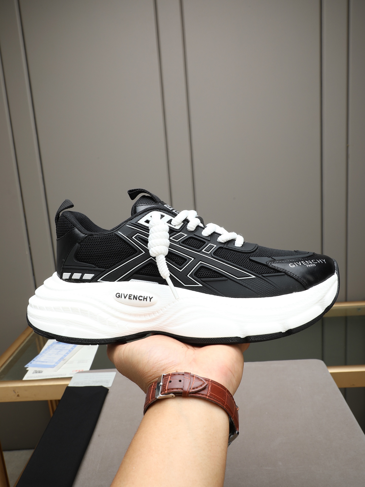 NO:832639,P A casual sneaker from Givenchy focuses on simplicity, luxury and comfort. The upper is made of smooth cowhide + suede and has a breathable mesh lining!  Givenchy's iconic G letter logo is embossed on the side of the shoe, with the word 'GIVENCHY' underneath, which is low-key and recognizable without being overly public!  It adopts a white thick sole design with a slight heightening effect. The anti-slip texture on the edge of the sole takes into account practicality and sportiness. 38-44 (45 customized) multiple colors to choose from!  ,,givenchy,givenchy,sneakers,cowhide,chamois leather19860909P纪梵希（Givenchy）的一款休闲运动鞋主打简约高级感与舒适穿搭,鞋面采用光滑牛皮+反绒麂皮拼接,透气网里！鞋身侧面压印了纪梵希标志性的G字母Logo,下方配有“GIVENCHY”字样,低调又有辨识度,没有过度张扬！采用白色厚底设计,带有轻微增高效果,鞋底边缘的防滑纹路兼顾了实用性与运动感,38-44（45定做）多色选！,,givenchy,givenchy,sneakers,cowhide,chamois leather,Men's shoes