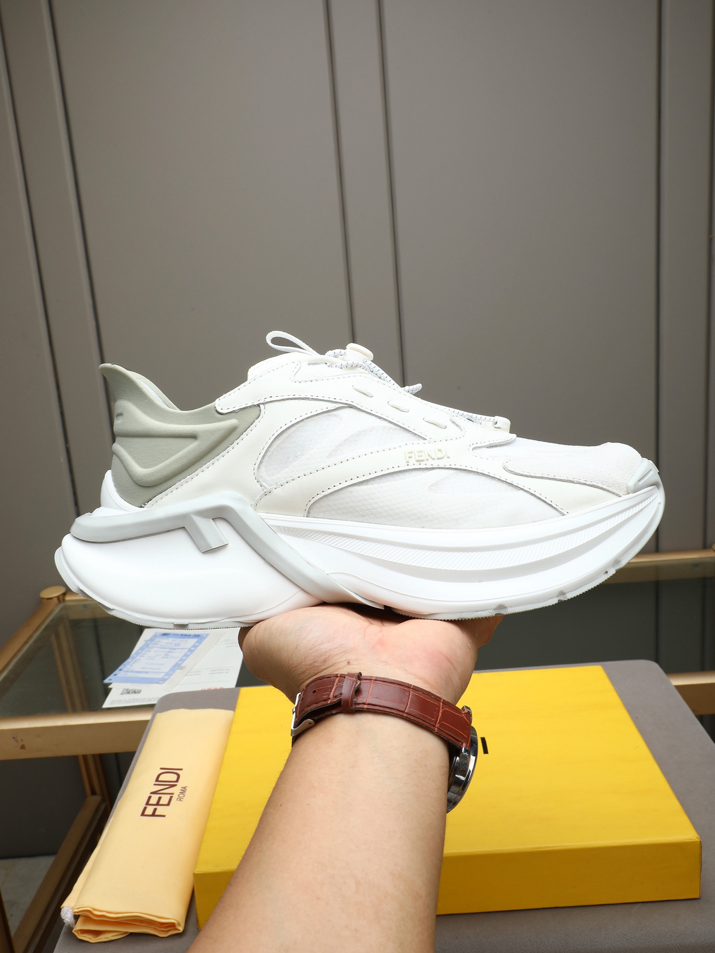 NO:833362,P FENDI F-Light series sports shoes 2026 new neutral style thick-soled dad shoes. The shoe body is made of multiple materials and has a breathable mesh lining!  Paired with black and white contrasting quick-buckle hiking shoelaces with an FF pattern, there is a three-dimensional rubber 'FENDI' logo printed on the side of the shoe. The heel is an integrated wrapped design. It is paired with an ultra-lightweight thick sole of about 6cm, which has both a heightening effect and a lightweight foot feel. The overall line is smooth and neat. 38-44 (customized at 45),, fendi, fendi, sneakers19860909P 芬迪（FENDI）F-Light系列运动鞋2026新款中性风厚底老爹鞋.鞋身多种材质拼接打造,透气网里！搭配带FF图案的黑白撞色快扣式登山鞋带,鞋侧印有立体橡胶“FENDI”标识,鞋跟为一体化包裹式设计,搭配约6cm的超轻量厚底,兼具增高效果与轻量化脚感,整体线条流畅利落.38-44(45定做),,fendi,fendi,sneakers,Men's shoes