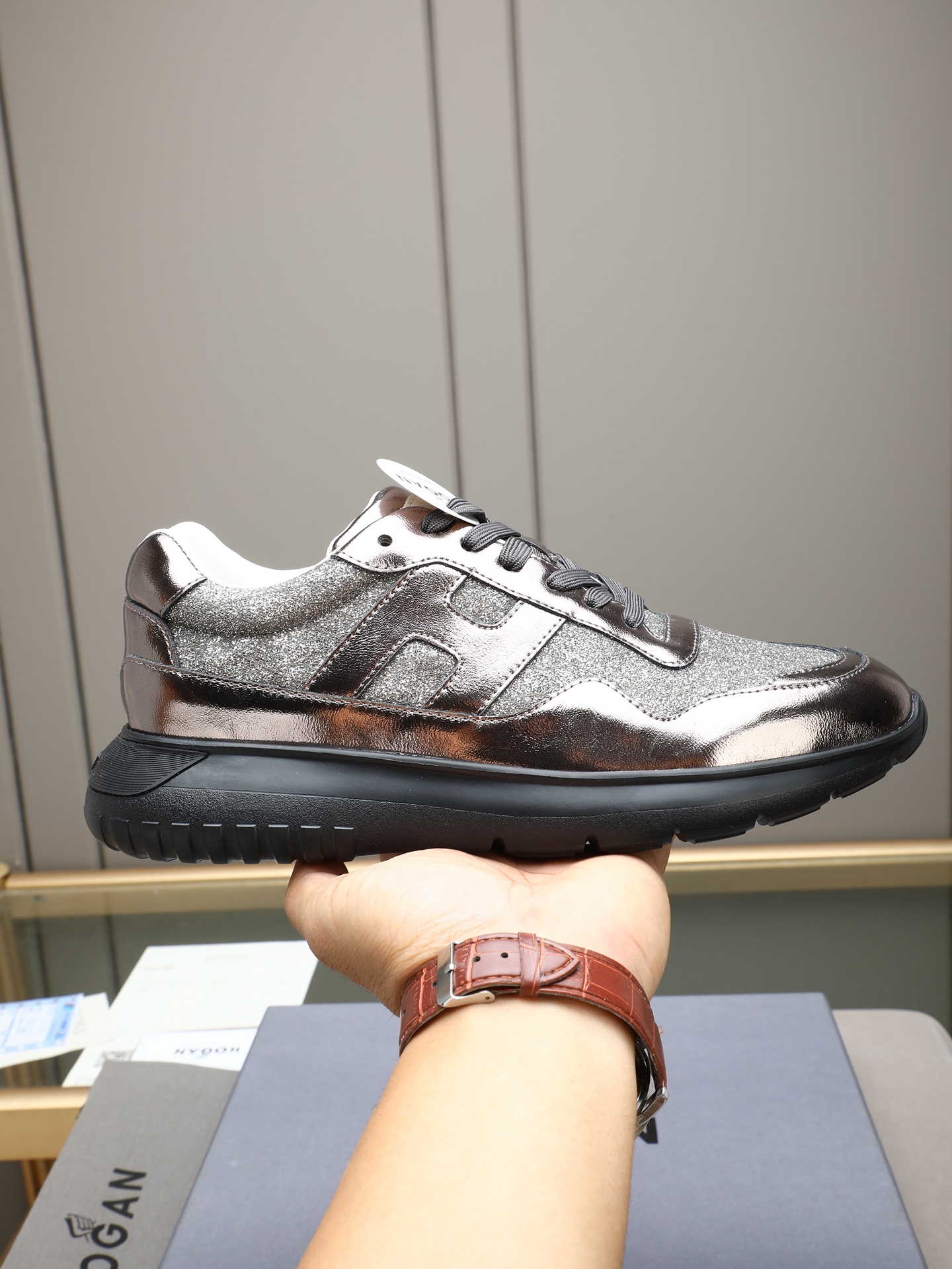 NO:833358,P HOGAN Interactive series of sports shoes, the upper layer is made of matte mesh. The iconic 'H' letter decoration is the core identification element. It is matched with white laces and a contrasting design of the same color. The 'H' logo on the side of the shoe is available in a variety of color combinations. It is paired with the brand's iconic ultra-lightweight wavy thick sole, which has both a heightening effect and a comfortable foot feel. It is suitable for a variety of wearing styles and multiple color options!  39-44 (38 45 customized),,sneakers19860909P HOGAN Interactive系列运动鞋,鞋面头层磨砂网布拼接打造,标志性的“H”字母装饰是核心识别元素,搭配白色鞋带与同色系撞色设计；鞋侧的“H”标识有多种色彩搭配可选,搭配品牌标志性的超轻量波浪纹厚底,兼具增高效果与舒适脚感,适配多种穿搭风格多色选！39-44（38 45定做）,,sneakers,Men's shoes