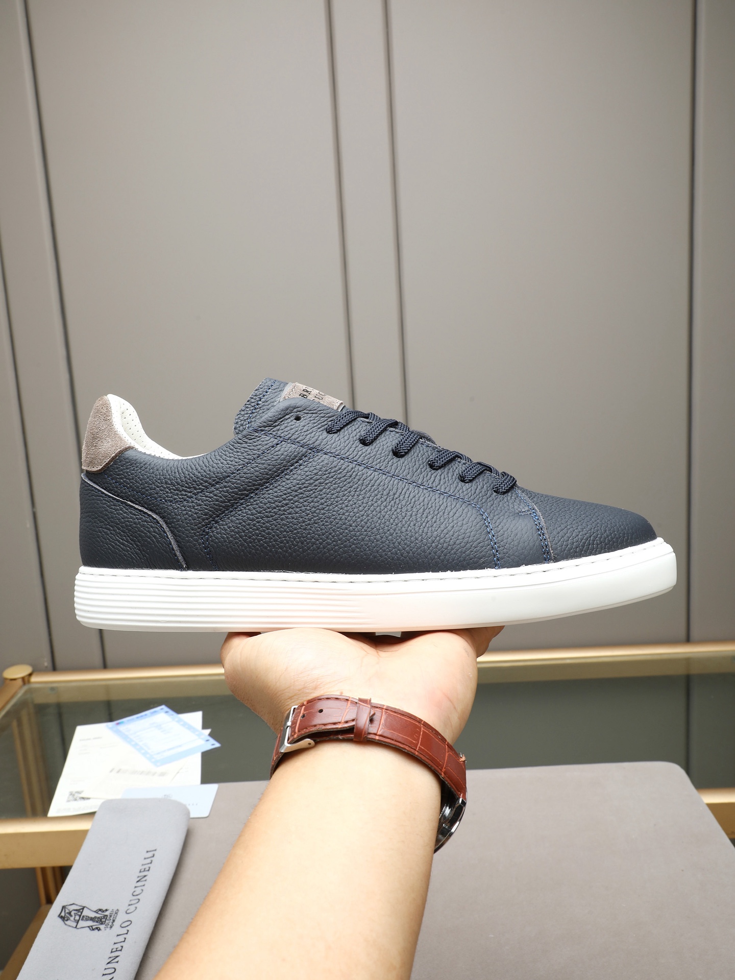 NO:833602,P Brunello Cucinelli's latest casual series is the world's top luxury brand from Italy, known as the 'King of Cashmere' and 'the world's true luxury' of low-key luxury.  This BC shoe is made of cowhide leather upper and lining, the tongue is decorated with BC embroidered letter logo, and the heel is silk-screened with the brand badge. The inner lining is white benzene-dyed special calfskin. It is comfortable, breathable, non-stuffy, non-fading, non-slip, environmentally friendly and harmless. The T+ outsole is formed in one piece, clean and does not need to be opened. The texture is overwhelming, visible luxury, 38-44 (45 custom-made, brunello cucinelli, cowhide19860909P Brunello Cucinelli最新系列休闲 来自意大利的世界顶级奢侈品牌,被誉为低调奢华的 “山羊绒之王” 和 “界真正的奢侈品”. 此款BC鞋面精选牛皮鞋面牛里,鞋舌饰以BC刺绣字母logo,后跟丝印品牌徽章,内里是本白色苯染专用小牛皮,上脚舒服透气不闷脚,不掉色,不打滑,环保无害T+大底一体成型,干净不开胶.质感爆棚,看得见的奢华,38-44(45定做,,brunello cucinelli,cowhide,Men's shoes