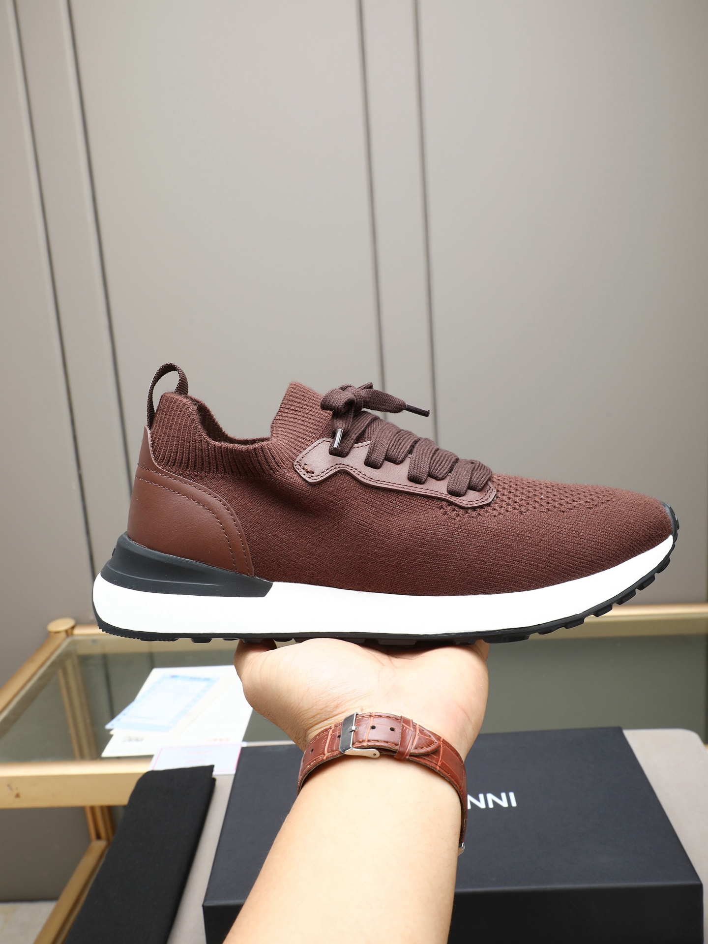NO:833610,P Brunello Cucinelli's classic men's knitted casual sports shoes, known as the 'King of Cashmere', are light luxury business casual shoes. They are made of high-elastic knitted fabric + first-layer calfskin splicing, with a sock-style integrated knitted shoe collar that fits the ankle and has excellent breathability; the eyelets, heels and other key parts are reinforced with genuine leather, taking into account softness and durability. The foamed ultra-light outsole is soft and resilient, and has good wear resistance.  The heel is equipped with a webbing pull-up ring for easy putting on and taking off; simple lace design, no unnecessary complicated decoration, continuing the brand's low-key luxury style; light luxury business casual, Italian minimalist style, business commuting, daily travel, light business occasions, high-end men's daily versatile style 39-44 (45 custom-made),, brunello cucinelli, sneakers, cowhide19860909P Brunello Cucinelli（布鲁奈罗·库奇内利）经典男士针织休闲运动鞋,被誉为“羊绒之王”的轻奢商务休闲鞋款.采用高弹针织面料+头层小牛皮拼接,袜套式一体针织鞋口,贴合脚踝且透气性极佳；鞋眼、后跟等关键部位使用真皮加固,兼顾柔软度与耐用性.发泡超轻大底柔软回弹,同时具备良好耐磨性, 后跟配有织带提拉环,方便穿脱；简约系带设计,无多余繁杂装饰,延续品牌低调奢华风格；轻奢商务休闲、意式极简风,商务通勤、日常出行、轻商务场合高端男士日常百搭款39-44(45定做),,brunello cucinelli,sneakers,cowhide,Men's shoes