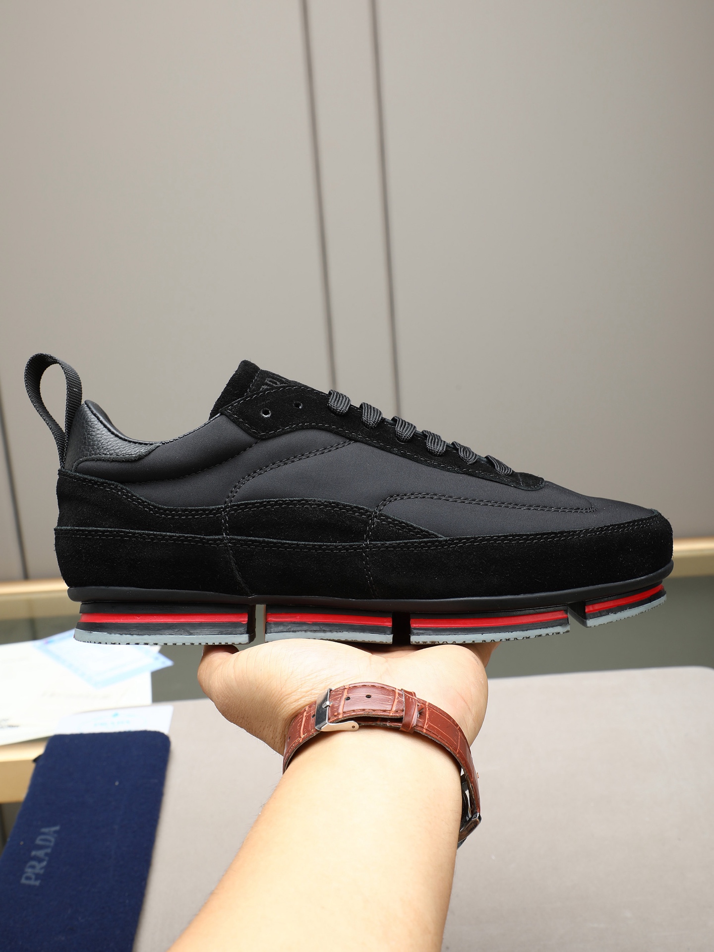 NO:833617,P Prada's Prax 01 series of men's retro casual sports shoes are made of suede (suede) + ReNylon regenerated nylon splicing to form a rich layered feel, taking into account both retro texture and light breathability, and are water-dyed!  The sole is a segmented layered rubber thick sole with classic red and blue contrasting stripes. The heel is equipped with a webbing pull-up ring for easy putting on and taking off; the tongue is printed with the 'Prada Milano' logo, and the topstitch sewing process enhances the retro workwear style. Light luxury retro, business casual, light sports style 38-44 (45 custom-made), prada, prada, sneakers, chamois leather19860909P 普拉达（Prada）Prax 01系列的男士复古休闲运动鞋,采用麂皮（反绒皮）+ ReNylon再生尼龙拼接两种材质形成丰富层次感,兼顾复古质感与轻盈透气性,水染羊里！鞋底是分段式分层橡胶厚底,加入经典红蓝撞色条纹,后跟配有织带提拉环,穿脱便捷；鞋舌印有「Prada Milano」标识,明线车缝工艺强化复古工装风格.轻奢复古、商务休闲、轻运动风38-44(45定做）,,prada,prada,sneakers,chamois leather,Men's shoes