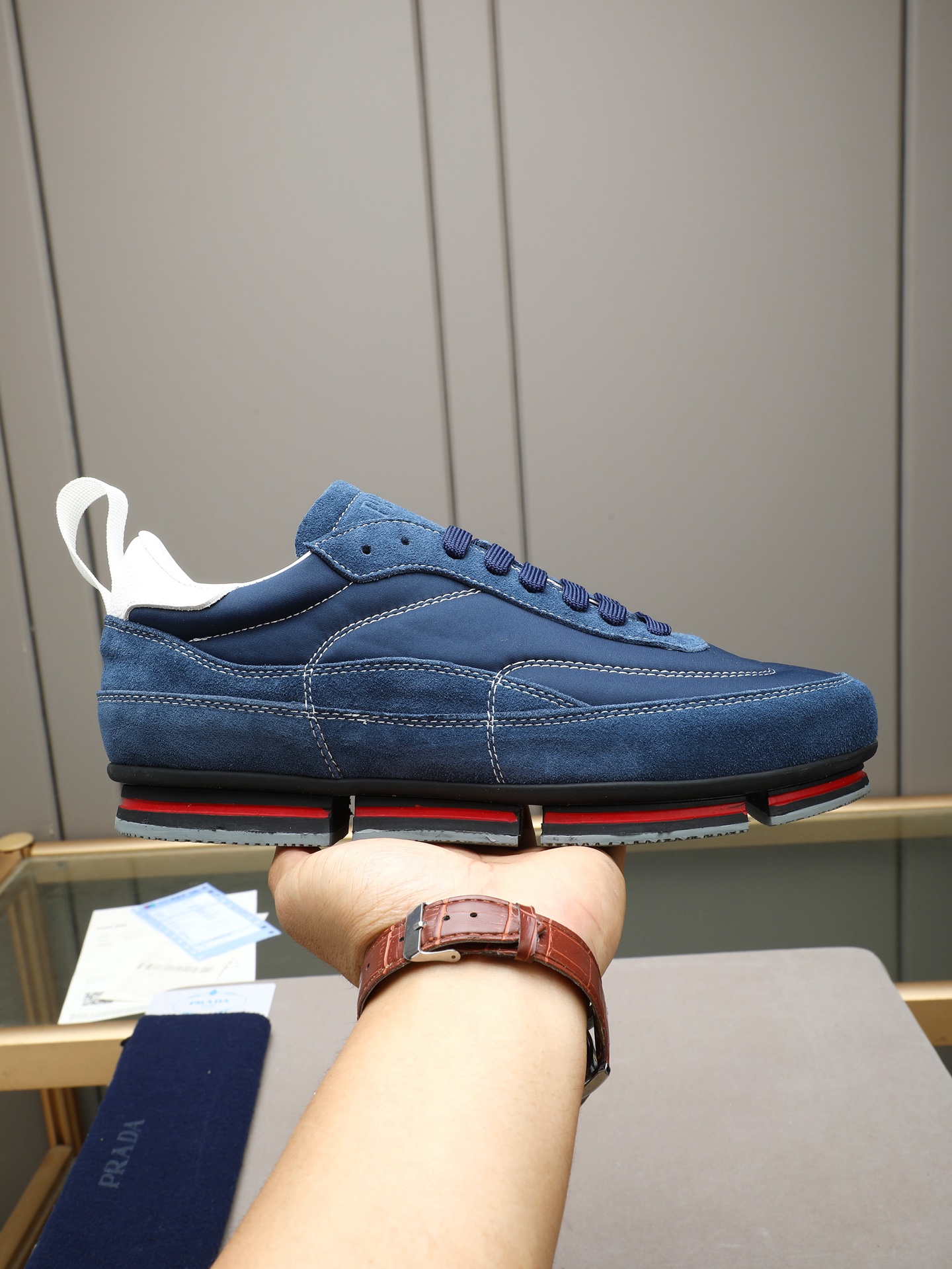 NO:833623,P Prada's Prax 01 series of men's retro casual sports shoes are made of suede (suede) + ReNylon regenerated nylon stitching. The two materials form a rich layering, taking into account the retro texture and light breathability. They can be washed in water!  The sole is a segmented layered rubber thick sole with classic red and blue contrasting stripes. The heel is equipped with a webbing pull-up ring for easy putting on and taking off; the tongue is printed with the 'Prada Milano' logo, and the topstitch sewing process enhances the retro workwear style. Light luxury retro, business casual, light sports style 38-44 (45 custom-made), prada, prada, sneakers, chamois leather19860909P 普拉达（Prada）Prax 01系列的男士复古休闲运动鞋,采用麂皮（反绒皮）+ ReNylon再生尼龙拼接,两种材质形成丰富层次感,兼顾复古质感与轻盈透气性,水洗水里！鞋底是分段式分层橡胶厚底,加入经典红蓝撞色条纹,后跟配有织带提拉环,穿脱便捷；鞋舌印有「Prada Milano」标识,明线车缝工艺强化复古工装风格.轻奢复古、商务休闲、轻运动风38-44(45定做）,,prada,prada,sneakers,chamois leather,Men's shoes