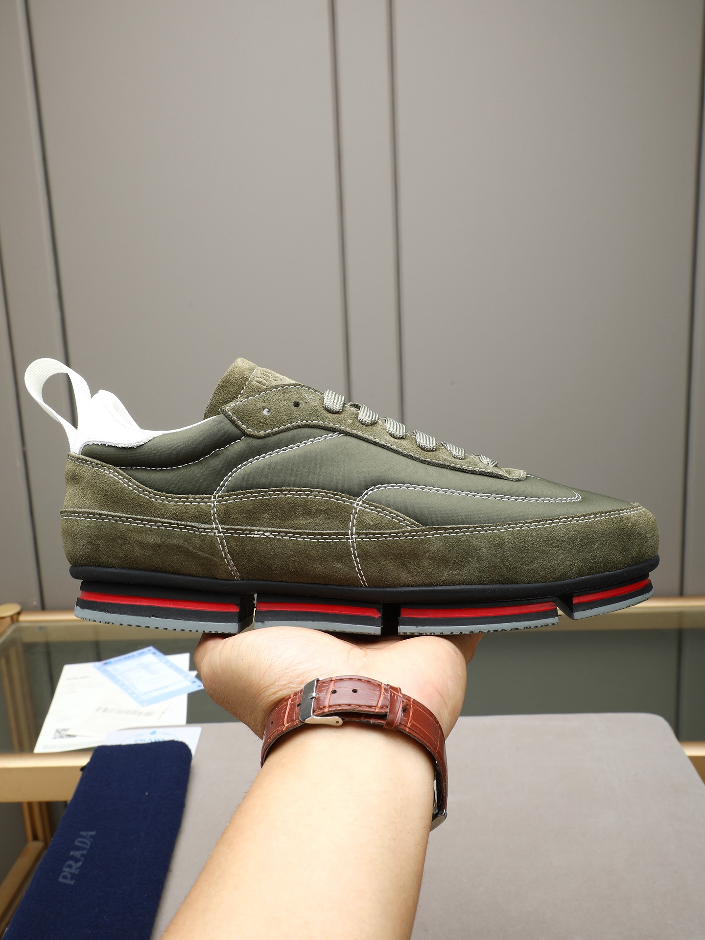 NO:833630,P Prada's Prax 01 series of men's retro casual sports shoes are made of suede (suede) + ReNylon regenerated nylon stitching. The two materials form a rich layering, taking into account retro texture and light breathability, and are washed!  The sole is a segmented layered rubber thick sole with classic red and blue contrasting stripes. The heel is equipped with a webbing pull-up ring for easy putting on and taking off; the tongue is printed with the 'Prada Milano' logo, and the topstitch sewing process enhances the retro workwear style. Light luxury retro, business casual, light sports style 38-44 (45 custom-made), prada, prada, sneakers, chamois leather19860909P 普拉达（Prada）Prax 01系列的男士复古休闲运动鞋,采用麂皮（反绒皮）+ ReNylon再生尼龙拼接,两种材质形成丰富层次感,兼顾复古质感与轻盈透气性,水洗羊里！鞋底是分段式分层橡胶厚底,加入经典红蓝撞色条纹,后跟配有织带提拉环,穿脱便捷；鞋舌印有「Prada Milano」标识,明线车缝工艺强化复古工装风格.轻奢复古、商务休闲、轻运动风38-44(45定做）,,prada,prada,sneakers,chamois leather,Men's shoes